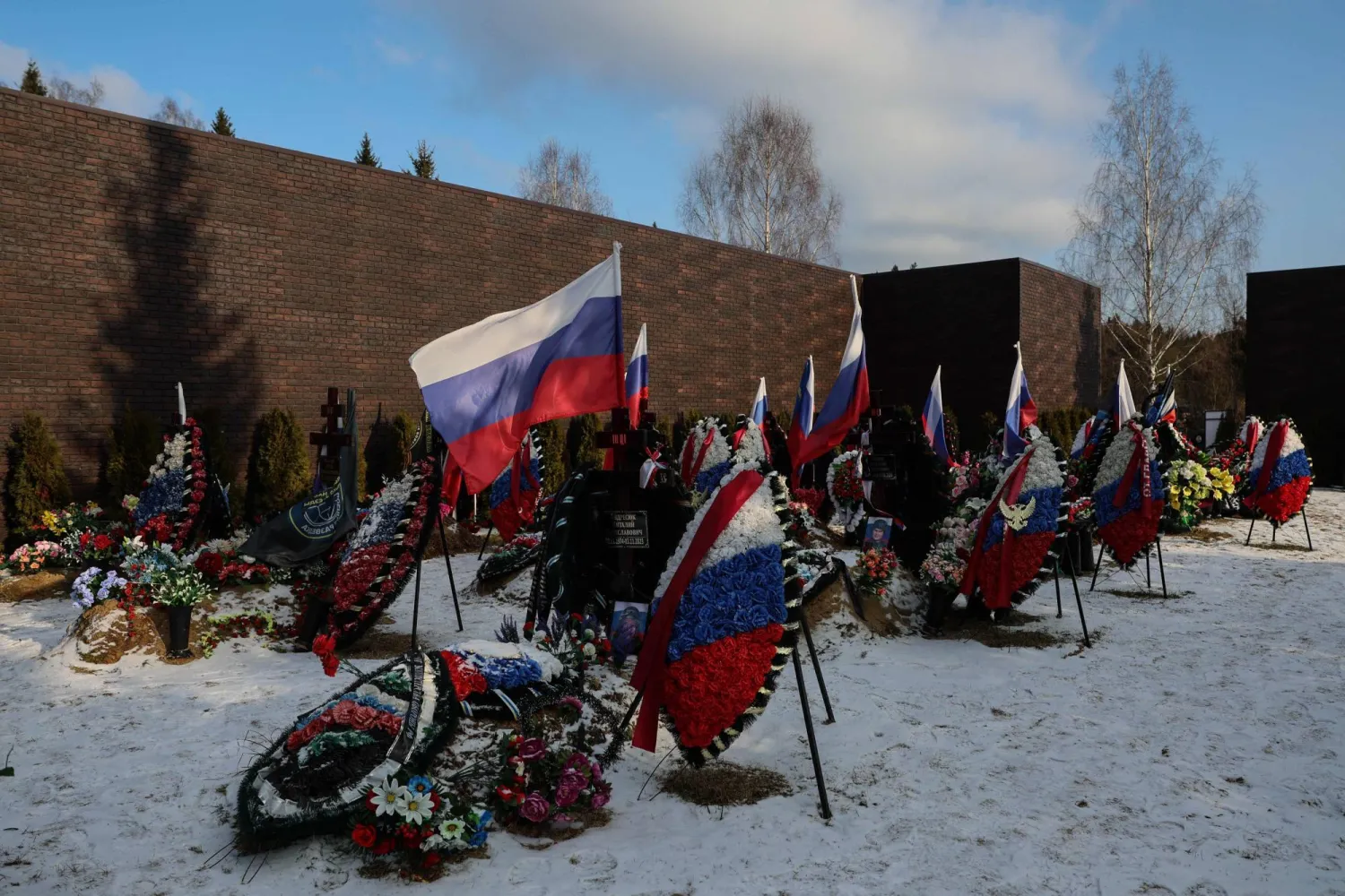 «ممر الشهرة» حيث يدفن الجنود الروس الذين يقتلون في أوكرانيا لدى مدينة إيسترا بمقاطعة موسكو (أ.ف.ب) 