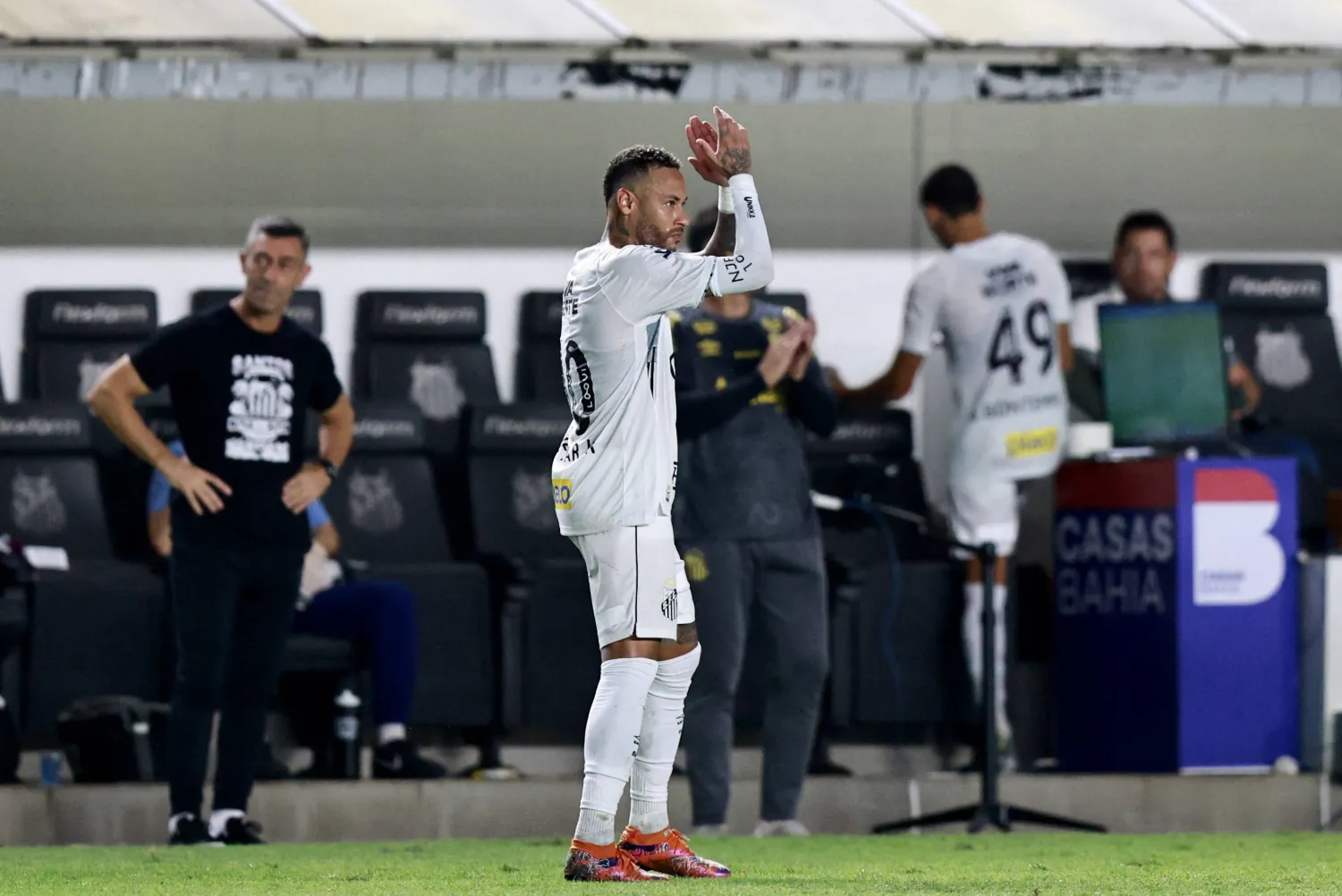 نيمار يحتفل بهدفه غير المسبوق في مسيرته (رويترز)