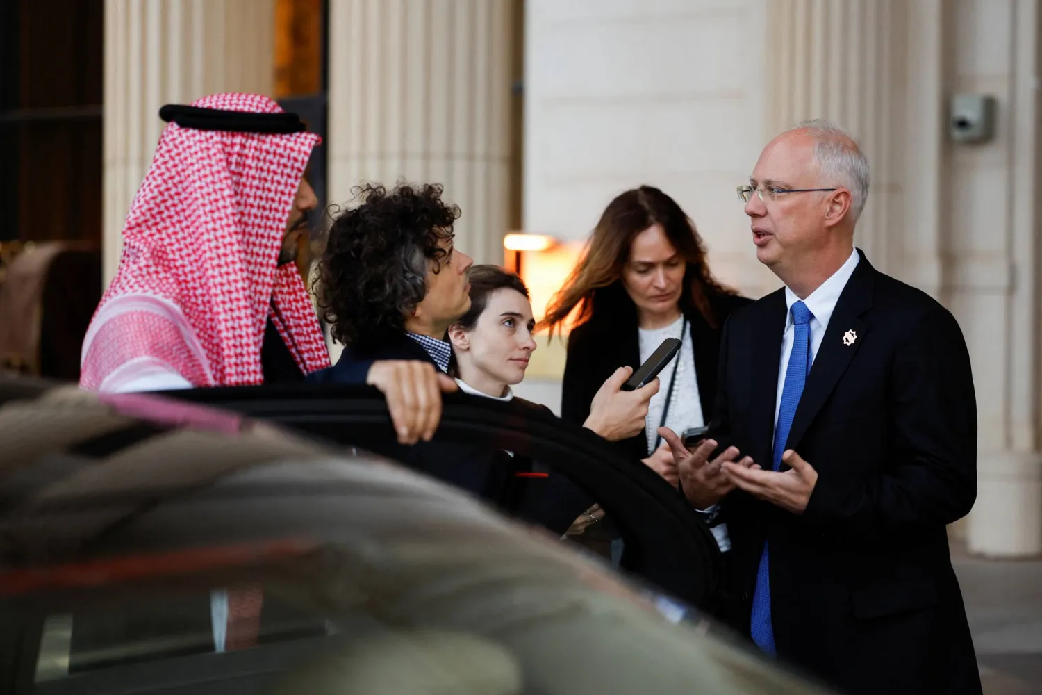 رئيس صندوق الثروة السيادية الروسي يتحدث لوسائل الإعلام قبل اجتماعه مع الوفد الأميركي في الرياض (أرشيفية - رويترز)