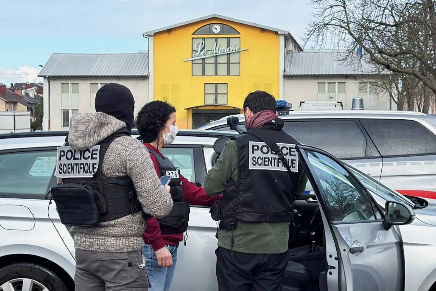 عناصر من الشرطة العلمية الفرنسية يعملون أمام سوق بعد هجوم بسكّين مميت في اليوم السابق بميلوز شرق البلاد 23 فبراير 2025 (رويترز)