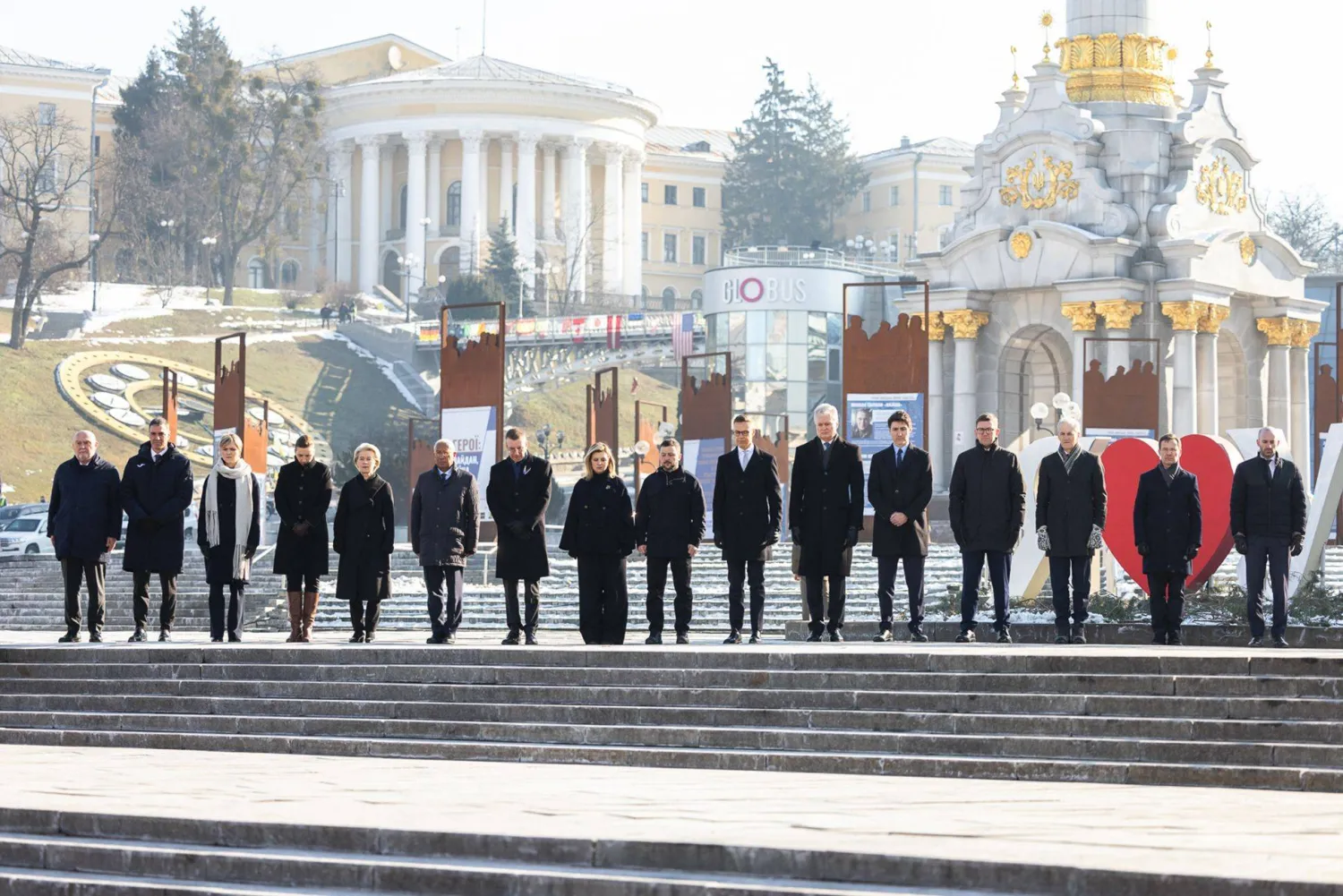 صورة أعلنت عنها الرئاسة الأوكرانية لعدد من قادة أوروبا مع الرئيس الأوكراني فولوديمير زيلينسكي وزوجته أولينا زيلينسكا في كييف في الذكرى الثالثة للحرب الروسية على أوكرانيا (أ.ف.ب)