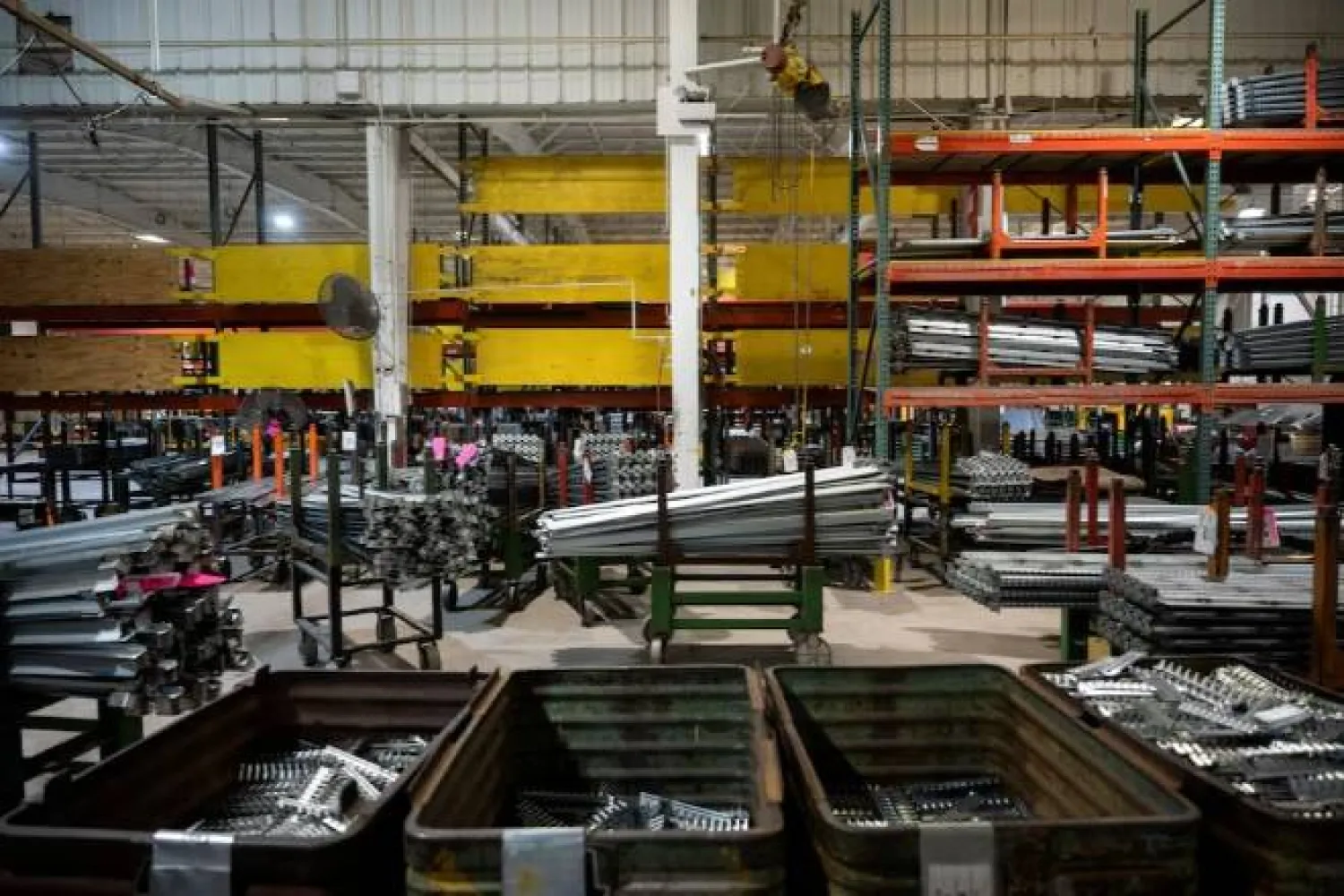 مكونات فولاذية داخل شركة «إتش سي سي» بمصنعها في ميندوتا بإلينوي (رويترز)