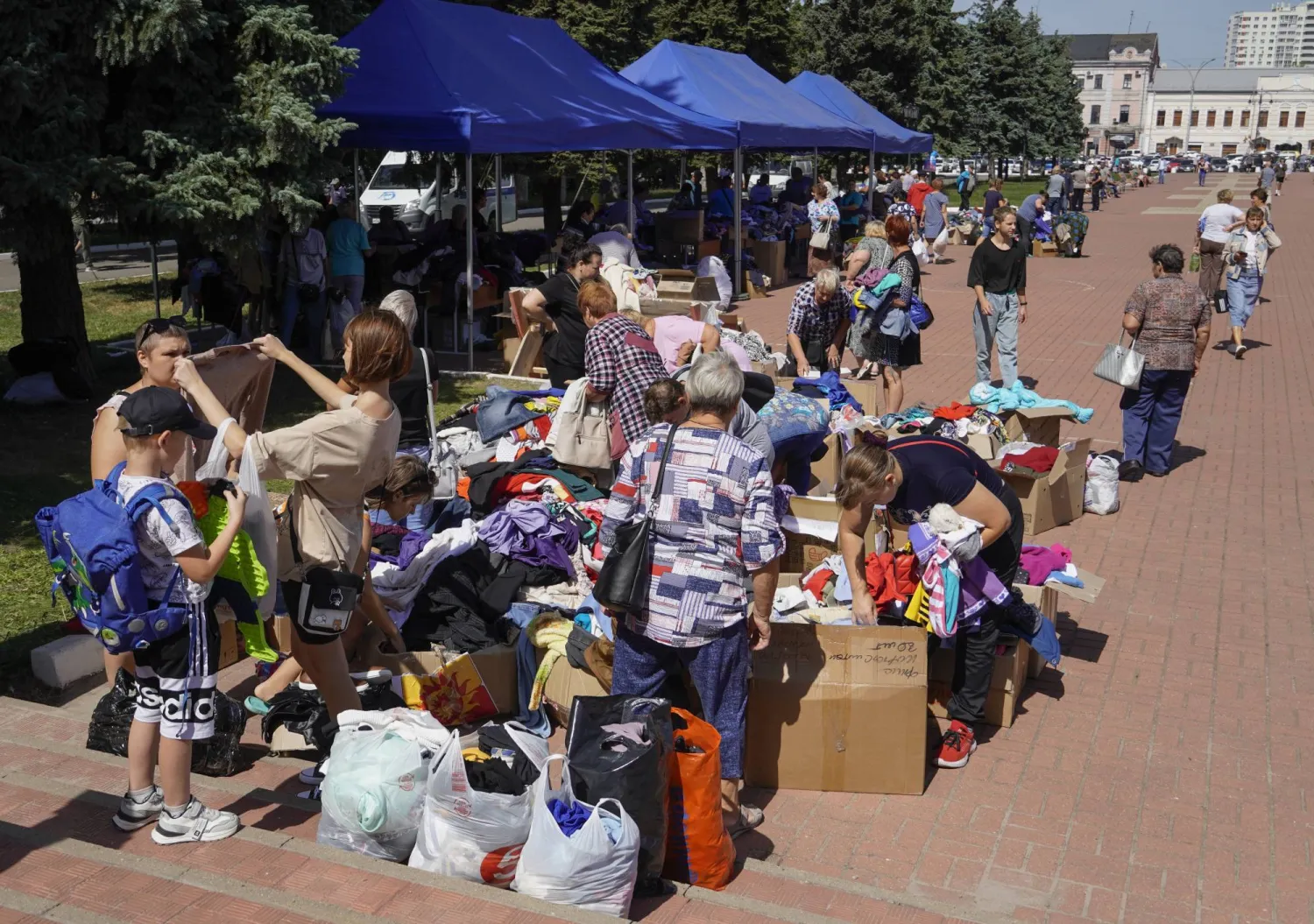 مواطنون روس نازحون من منطقة كورسك يتلقون مساعدات من السلطات الروسية (أرشيفية - إ.ب.أ)