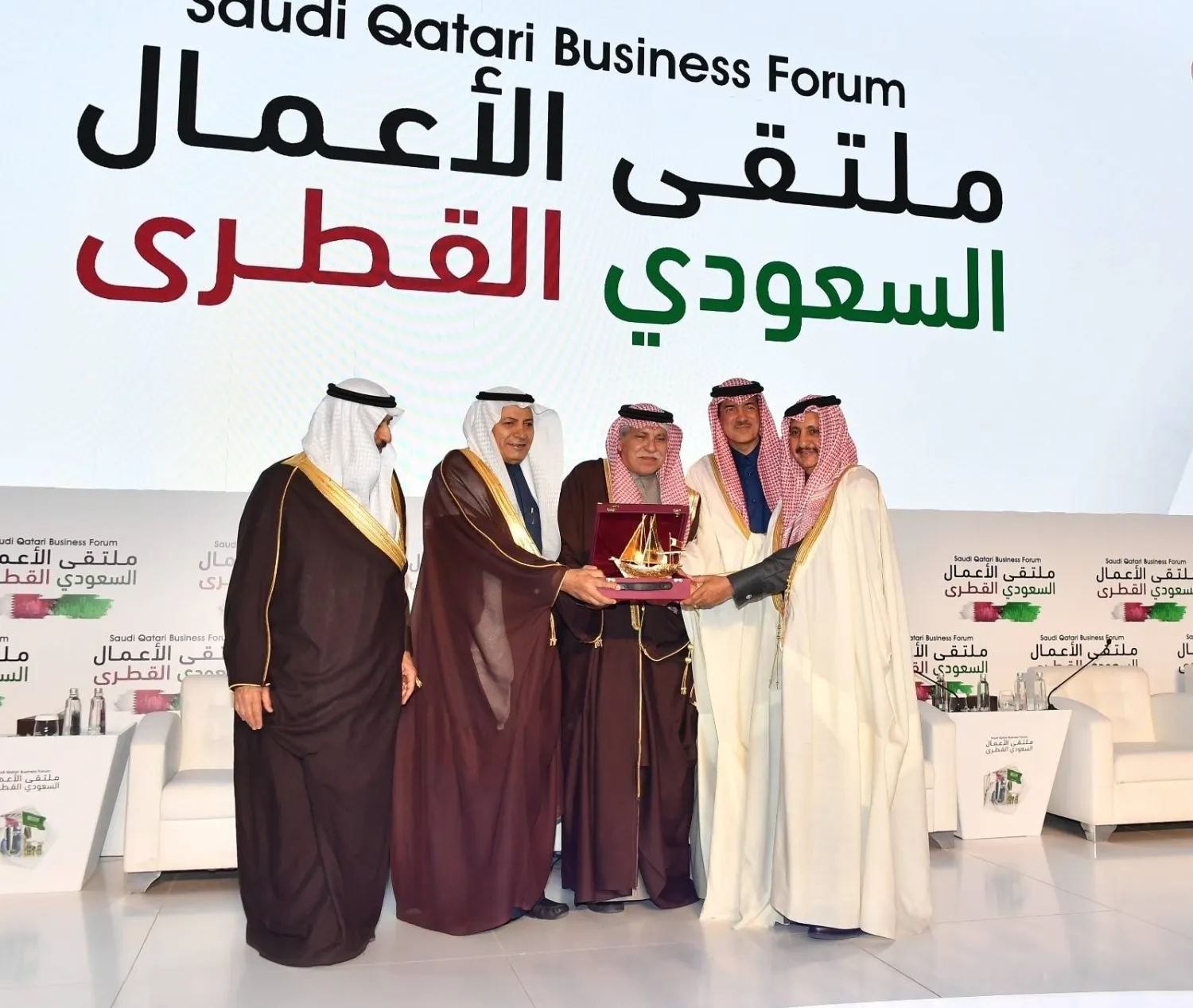 شارك في فعاليات ملتقى الأعمال القطري - السعودي: وزير التجارة السعودي د. ماجد القصبي ووزير الدولة لشؤون التجارة الخارجية القطري د. أحمد بن محمد السيد ورئيس غرفة قطر الشيخ خليفة بن جاسم آل ثاني ورئيس اتحاد الغرف السعودية حسن معجب الحويزي ورئيس مجلس الأعمال السعودي - القطري حمد بن علي الشويعر (الشرق الأوسط)