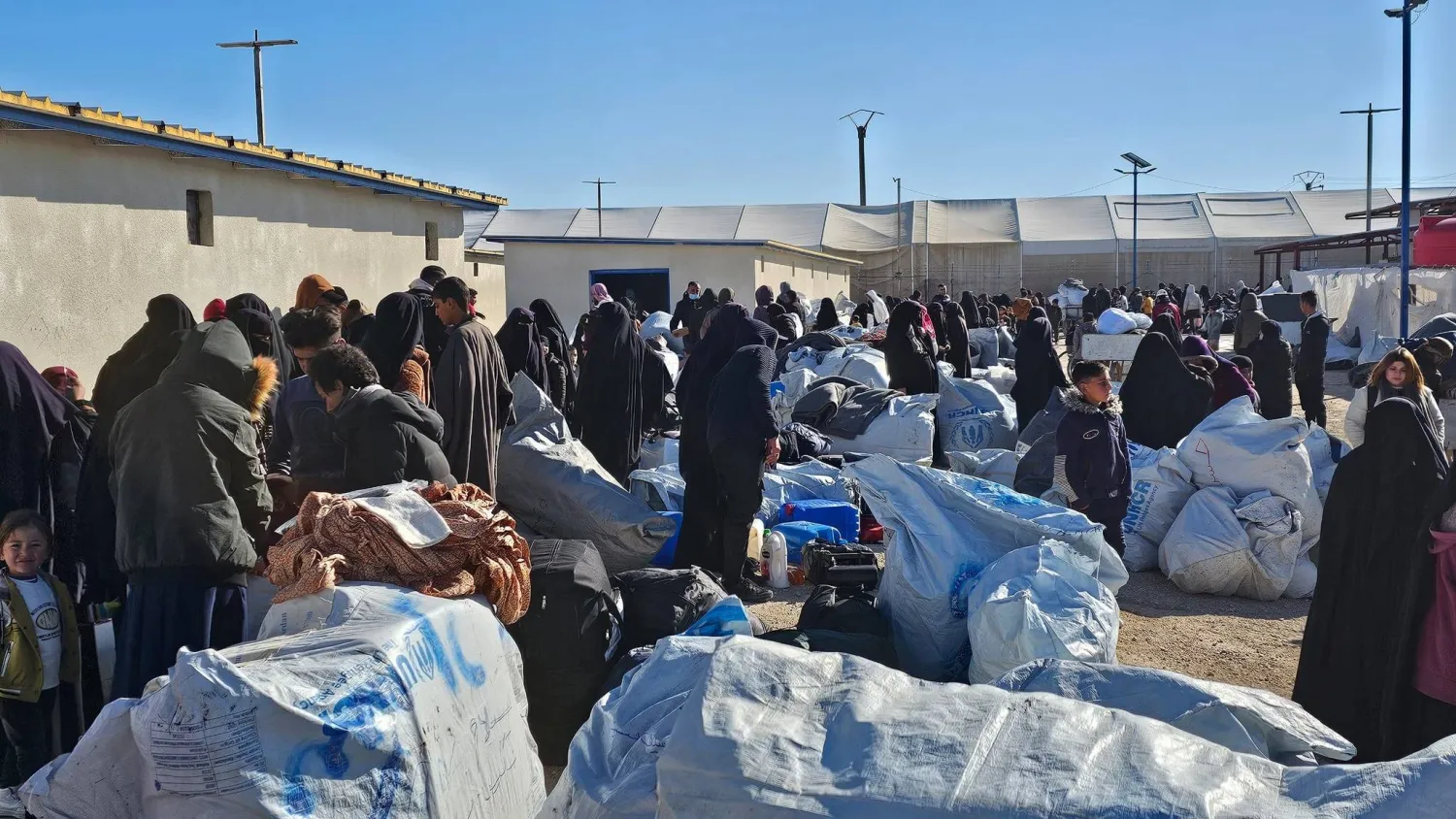 عائلات مع أمتعتها تستعد للانتقال من «الهول» إلى مخيم الجدعة جنوب الموصل (إدارة المخيم)