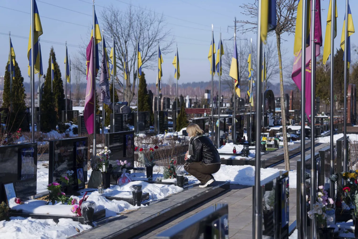 امرأة تقف أمام قبر قريب لها خلال فعالية لتذكر قتلى الحرب الأوكرانية في منطقة بوشا قرب كييف الاثنين (أ.ب)