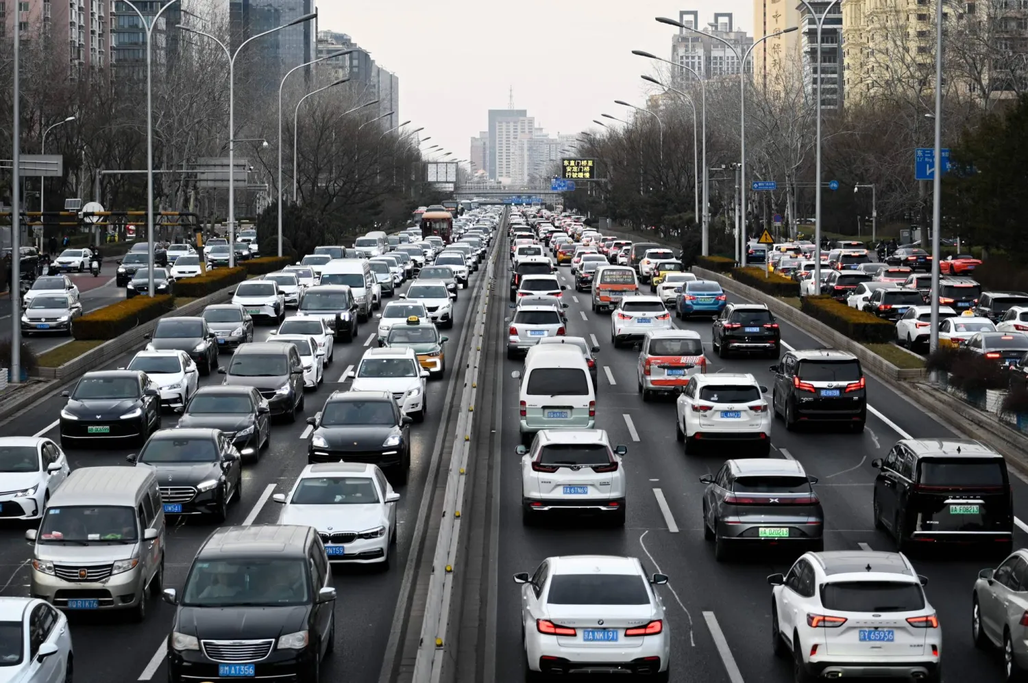 زحام في أحد شوارع وسط العاصمة الصينية بكين خلال وقت الذروة (أ.ف.ب)
