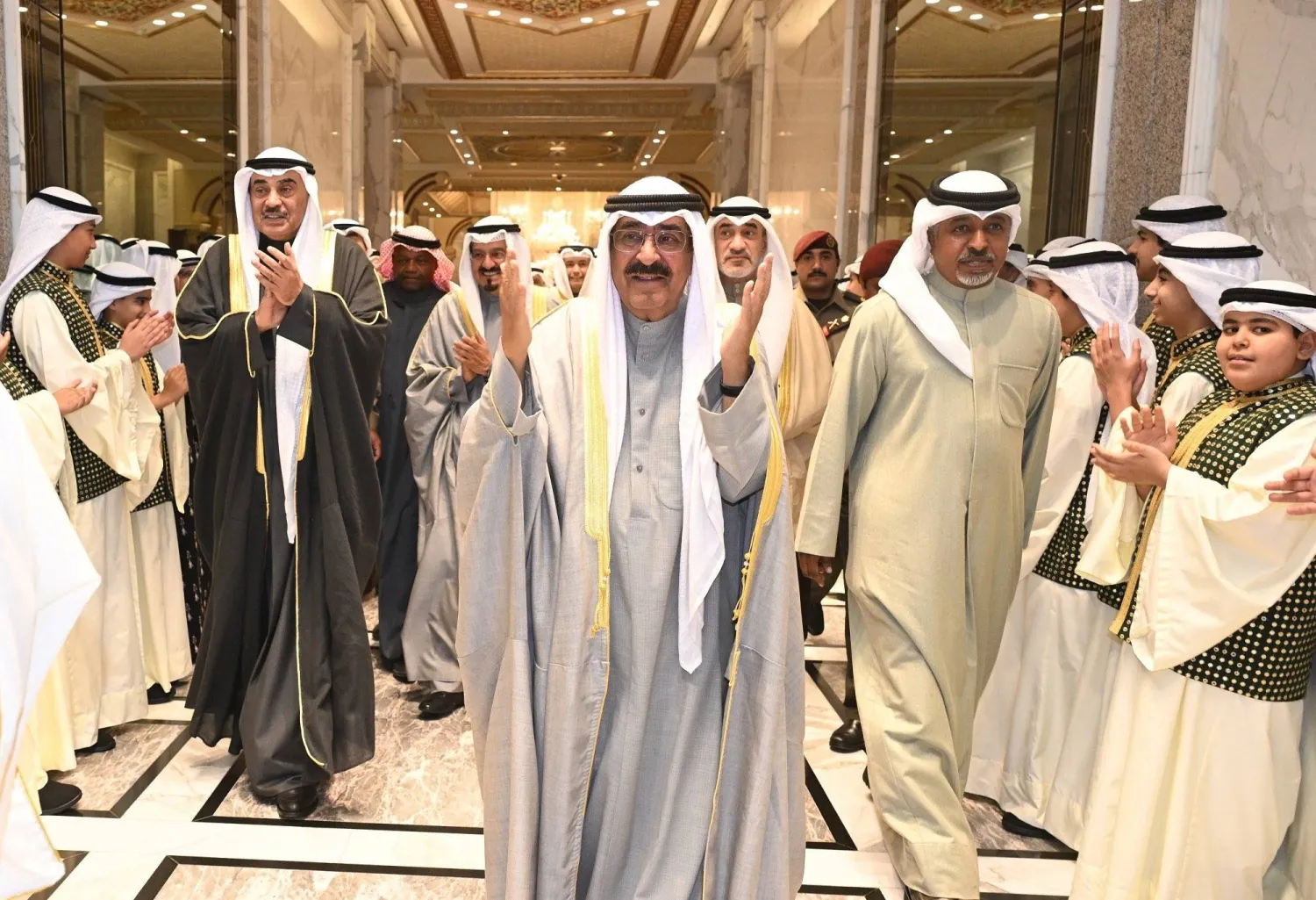 أمير الكويت الشيخ مشعل الأحمد الصباح وولي العهد الشيخ صباح الخالد خلال حضورهما حفل الأوبريت الوطني «السور الخامس» على مسرح قصر بيان (كونا)