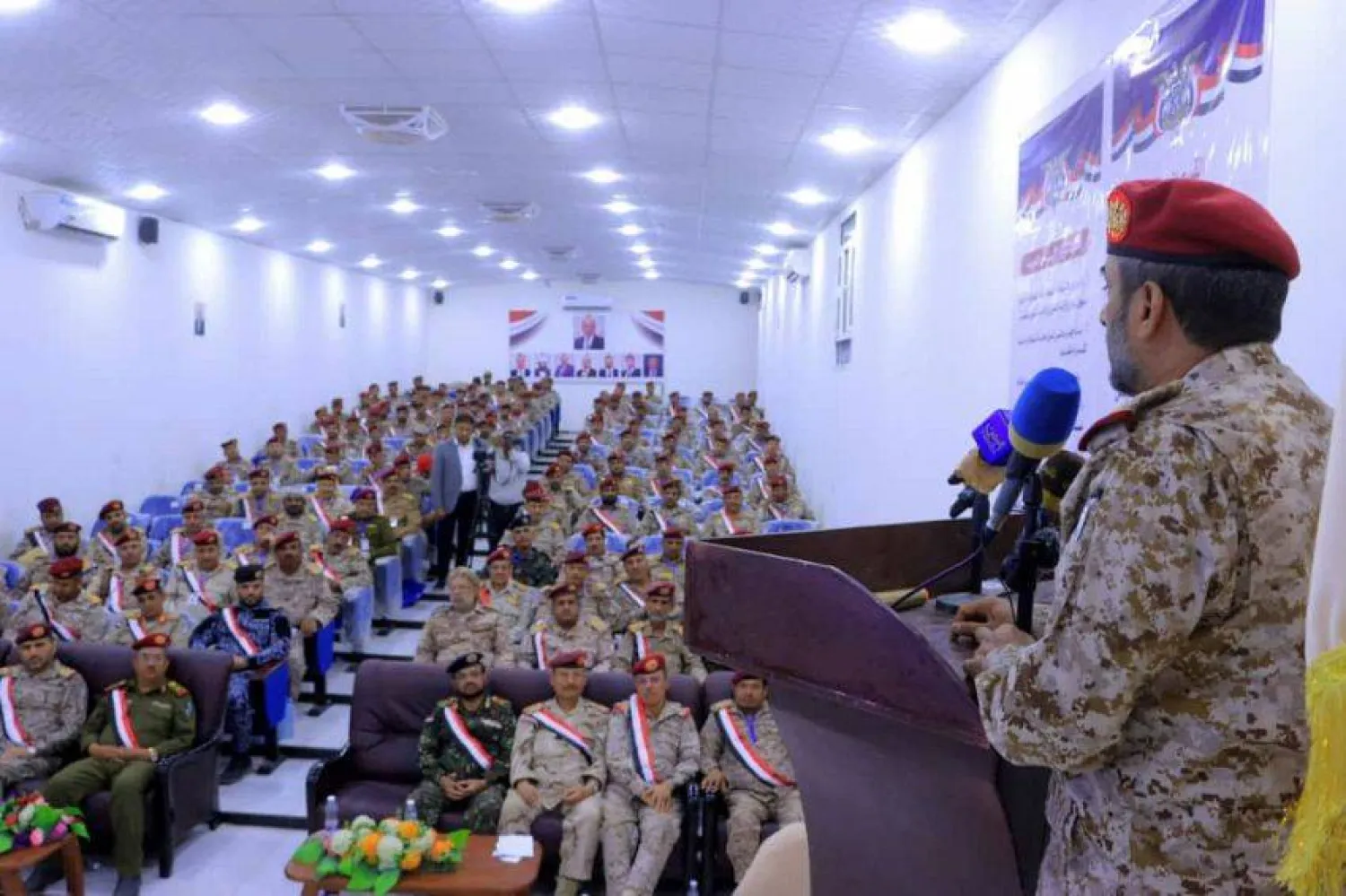 رئيس الأركان اليمني صغير بن عزيز متحدثاً خلال مؤتمر عسكري في مأرب (سبأ)