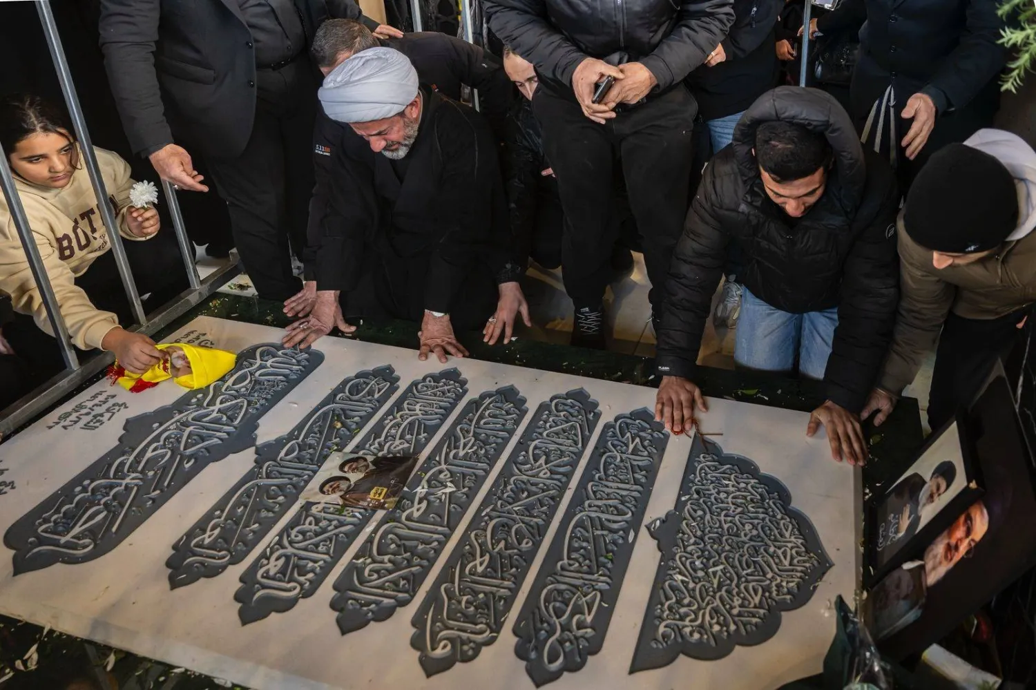 مناصرون لـ«حزب الله» يبكون على ضريح نصر الله في ضاحية بيروت الجنوبية (الشرق الأوسط)