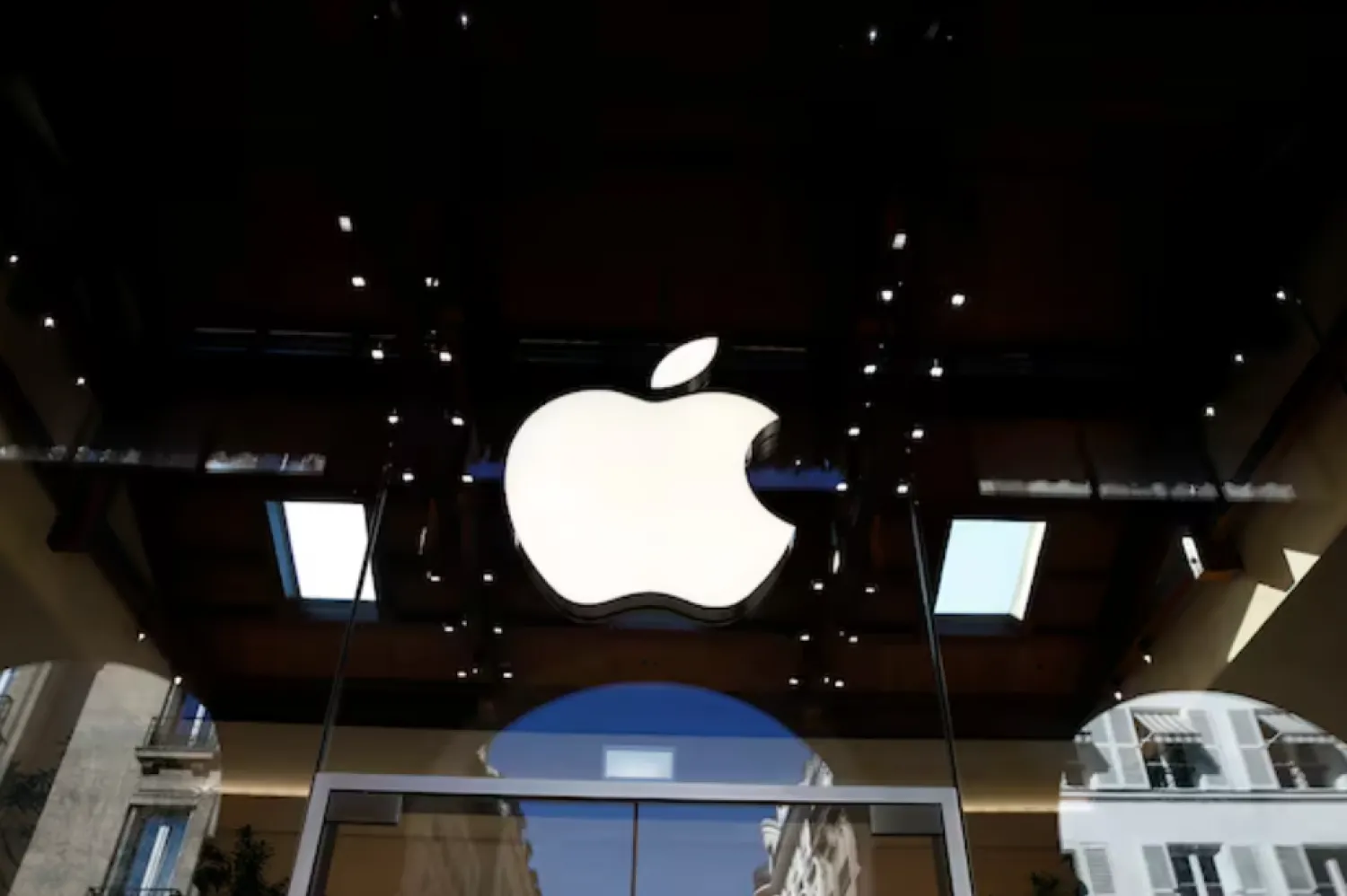 An Apple logo is pictured in an Apple store in Paris, France September 17, 2021. REUTERS/Gonzalo Fuentes/File Photo 