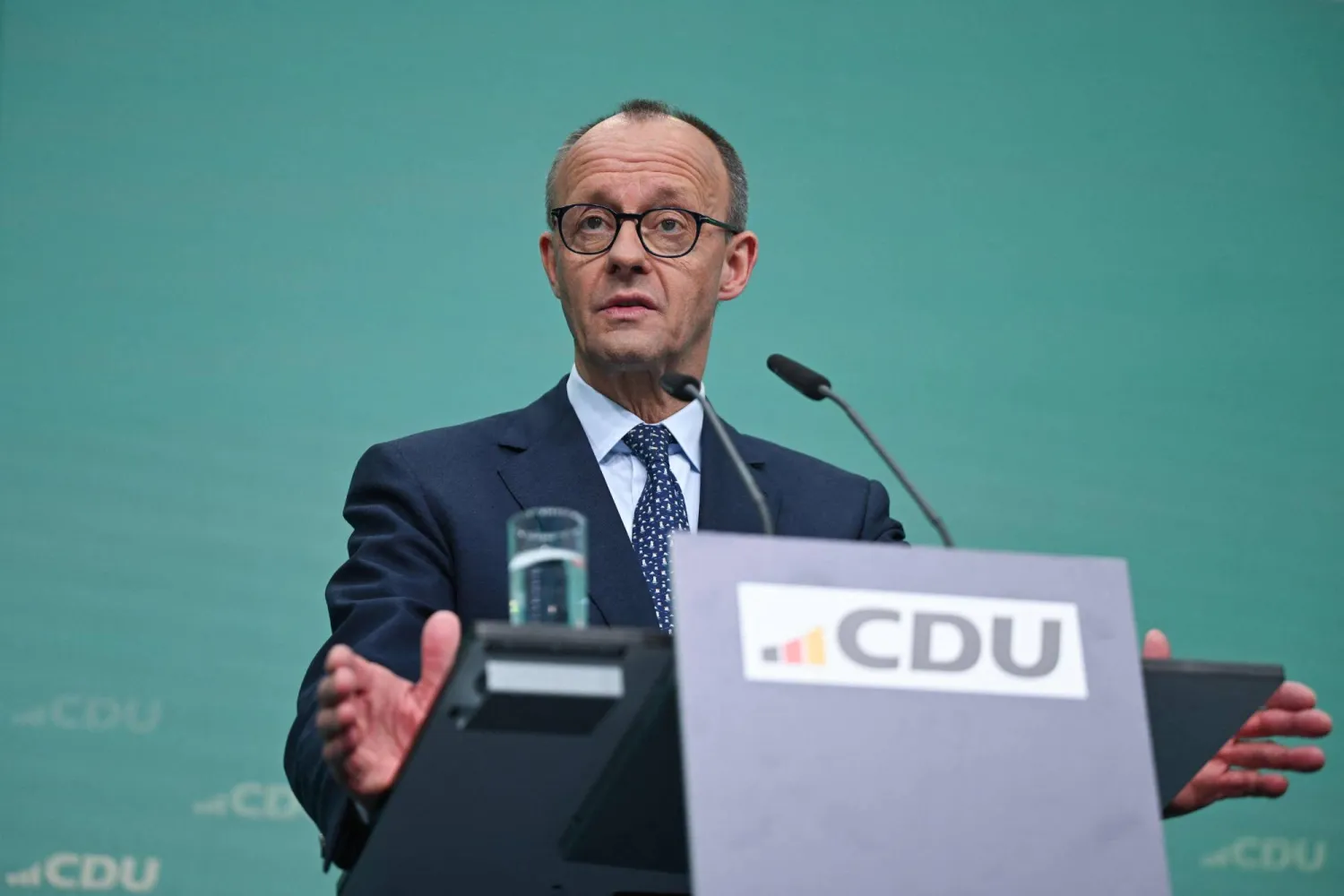 فريدريش ميرتس يتحدث للصحافة في برلين الاثنين غداة فوز حزبه المسيحي بالانتخابات في ألمانيا (أ.ف.ب)