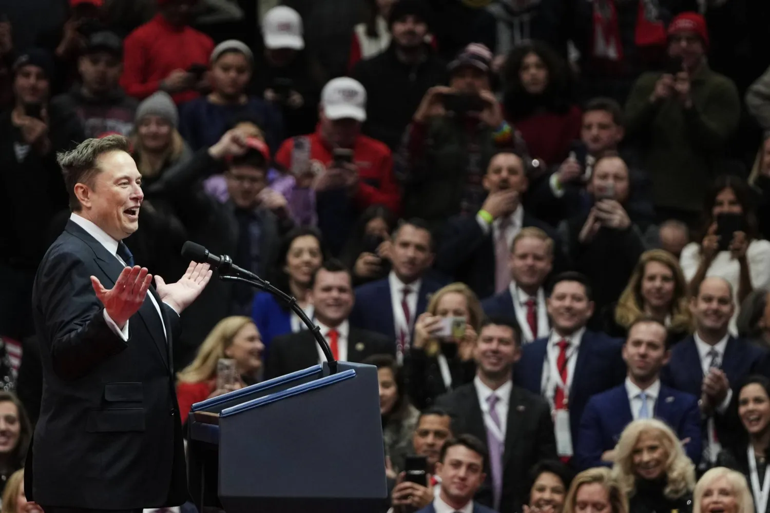 إيلون ماسك يتحدث في حفل تنصيب الرئيس الأميركي دونالد ترمب في واشنطن (أ.ب)
