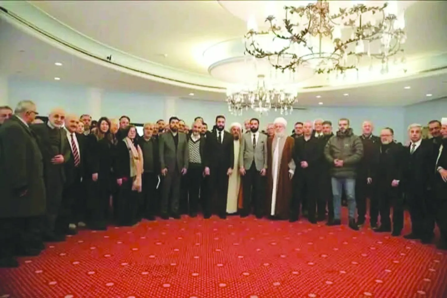 صورة جامعة للشرع مع أهالي اللاذقية الأحد (فيسبوك)