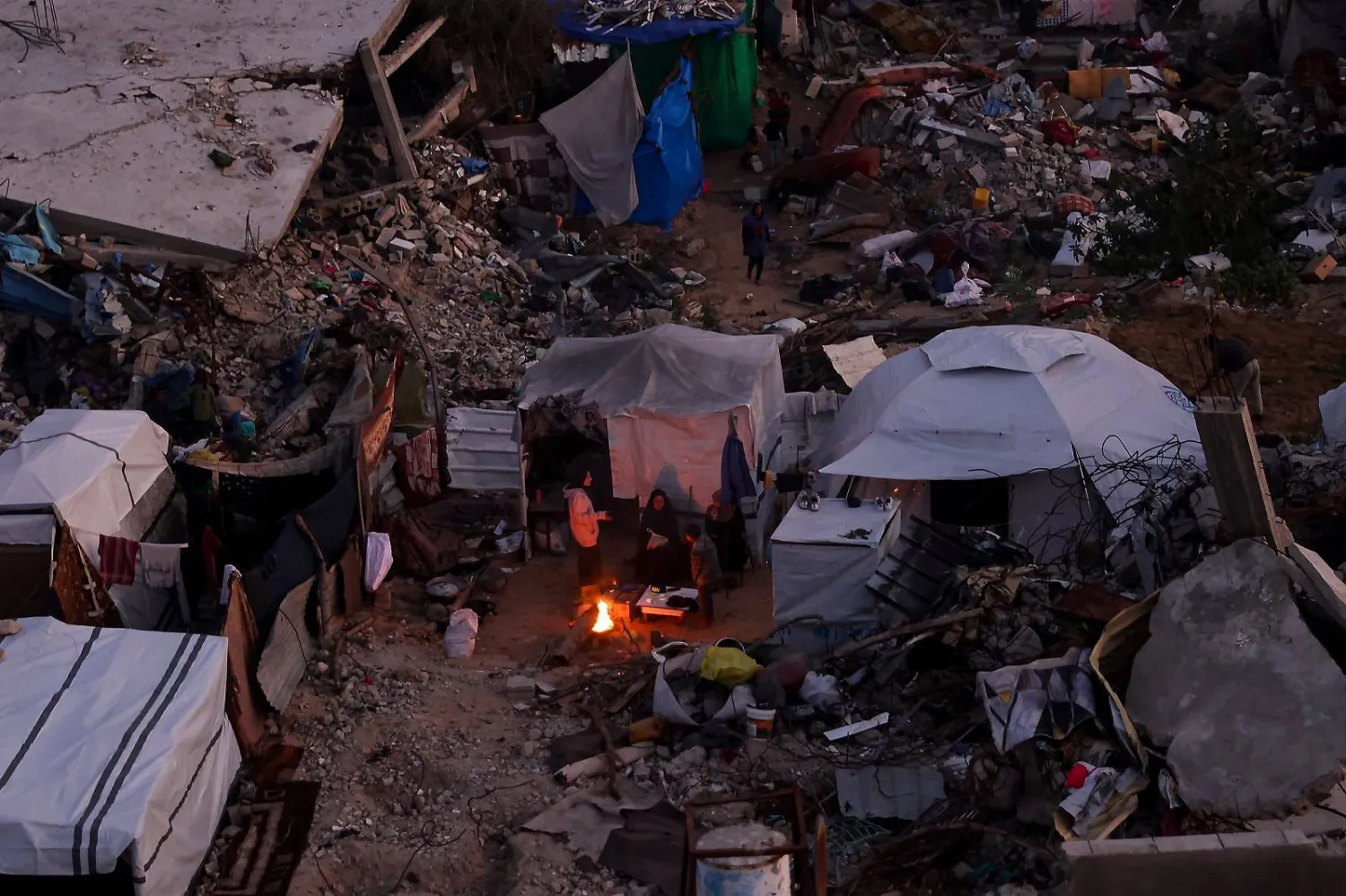 فلسطينيون يخيّمون وسط أنقاض منازلهم في جباليا شمال غزة (أ.ف.ب)