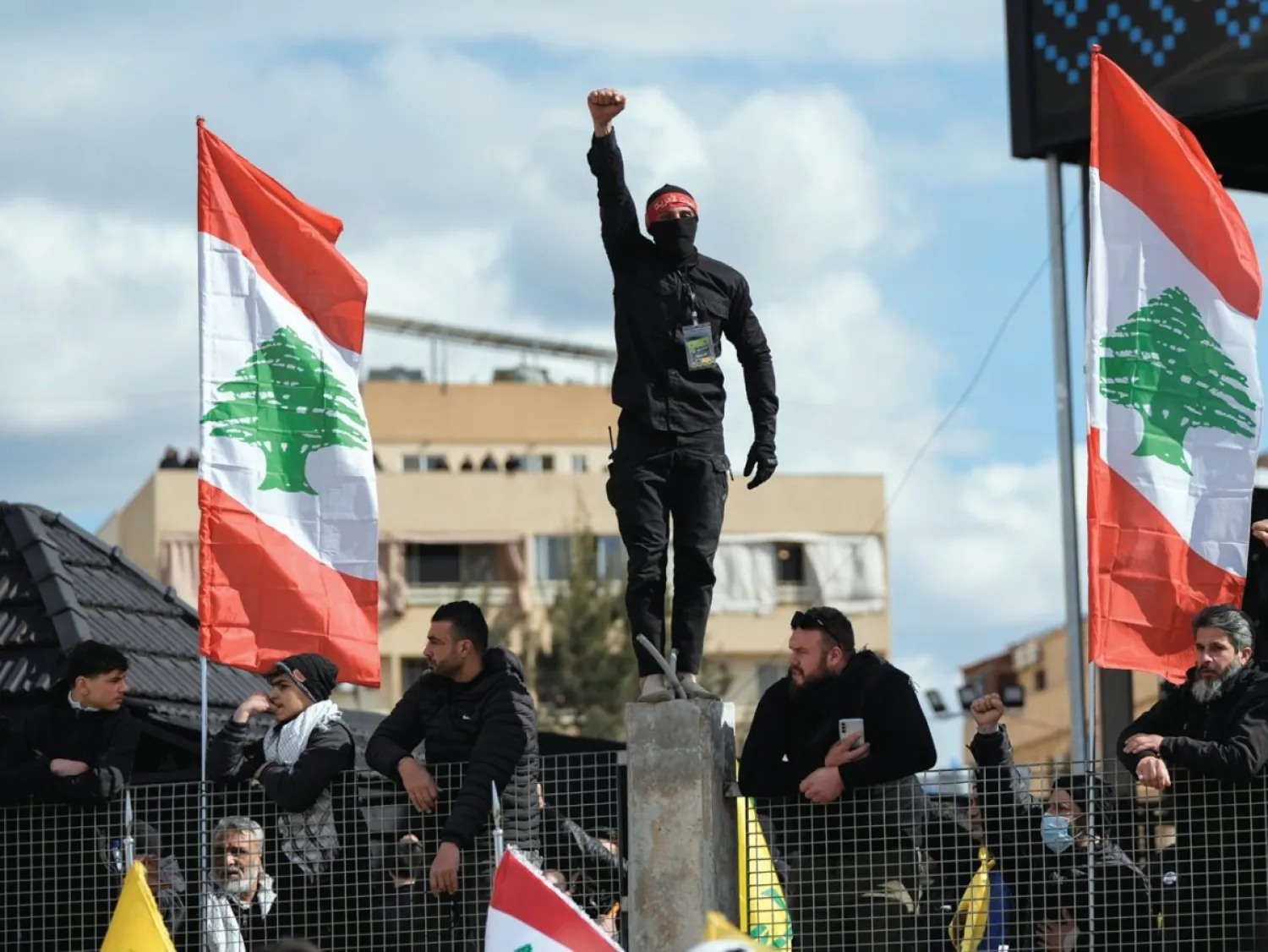 
مناصر لـ«حزب الله» يطلق شعارات خلال تشييع نصر الله وصفي الدين (أ.ب)