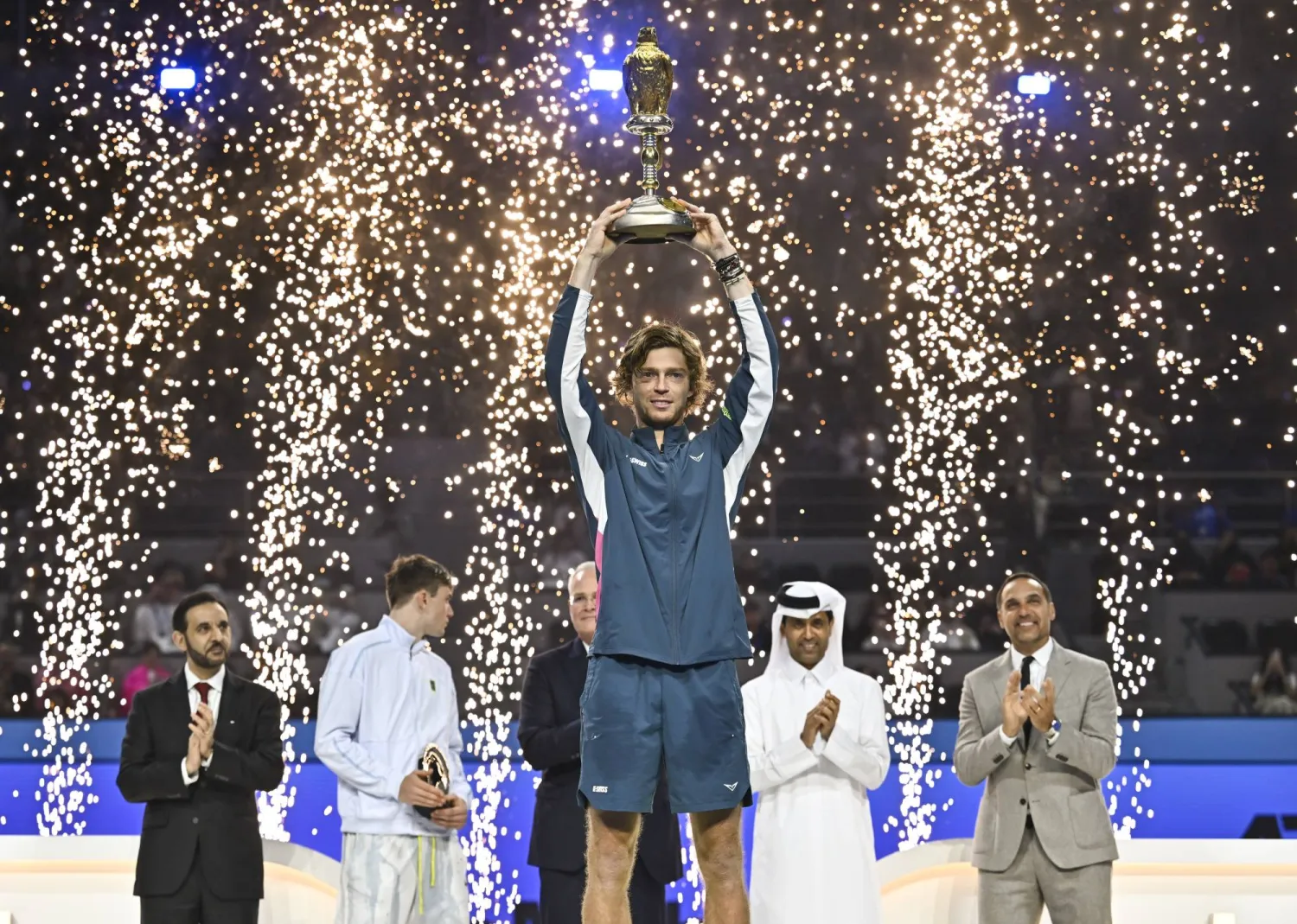 روبليف يحتفل بالتتويج في «دورة قطر» (إ.ب.أ)