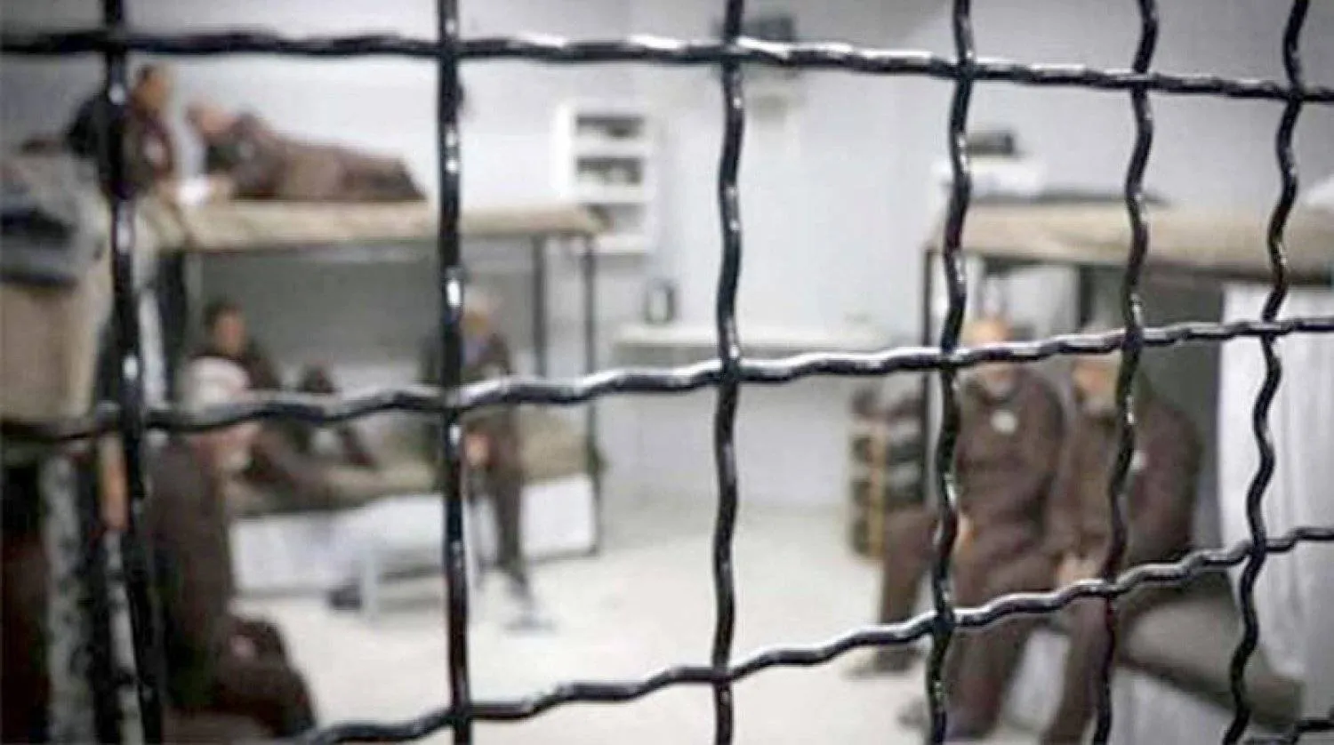 معتقلون فلسطينيون في زنزانة إسرائيلية (أرشيفية من وكالة «وفا» الفلسطينية)