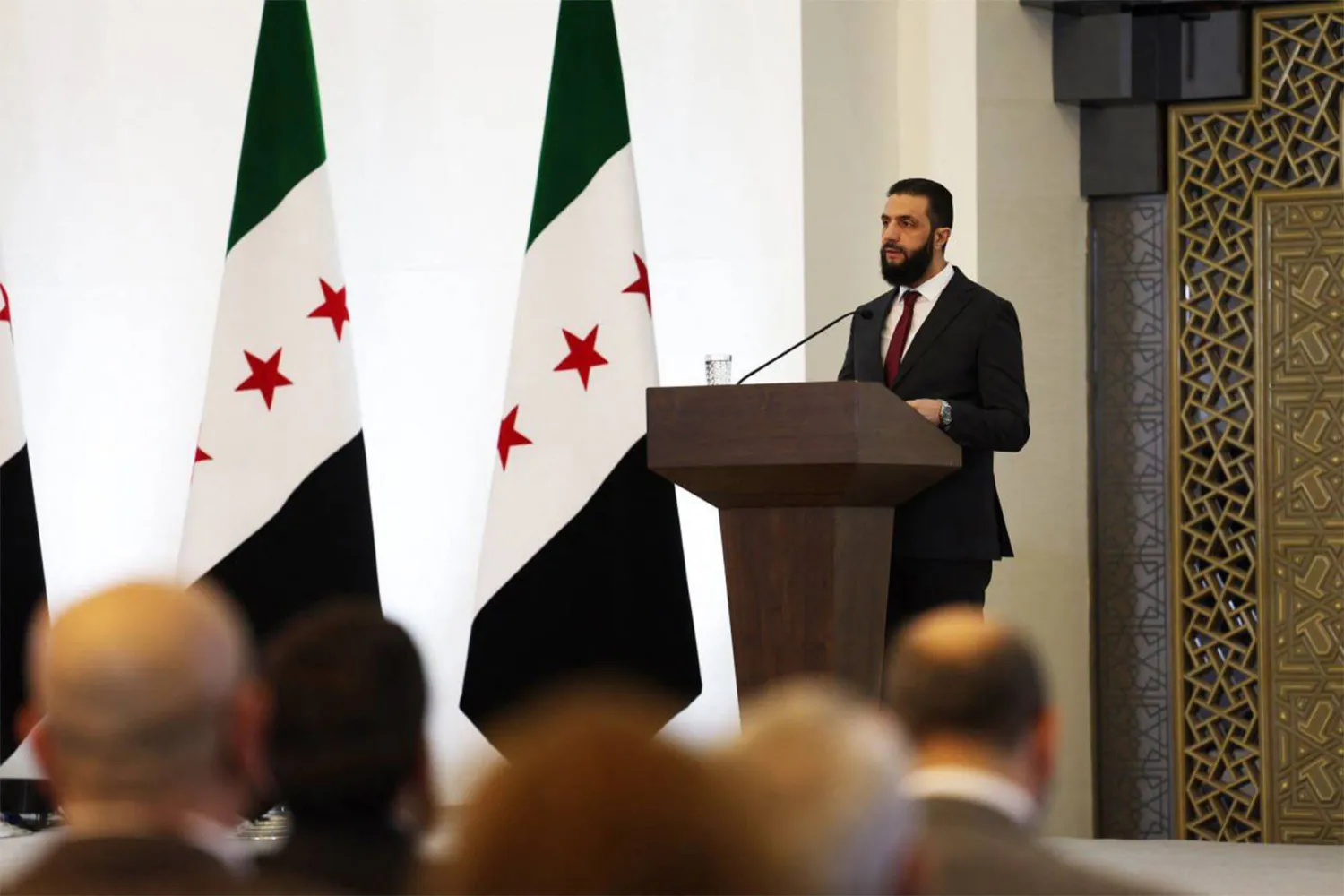 الرئيس السوري أحمد الشرع خلال كلمته في افتتاح مؤتمر الحوار الوطني بقصر الشعب في دمشق اليوم (أ.ف.ب)