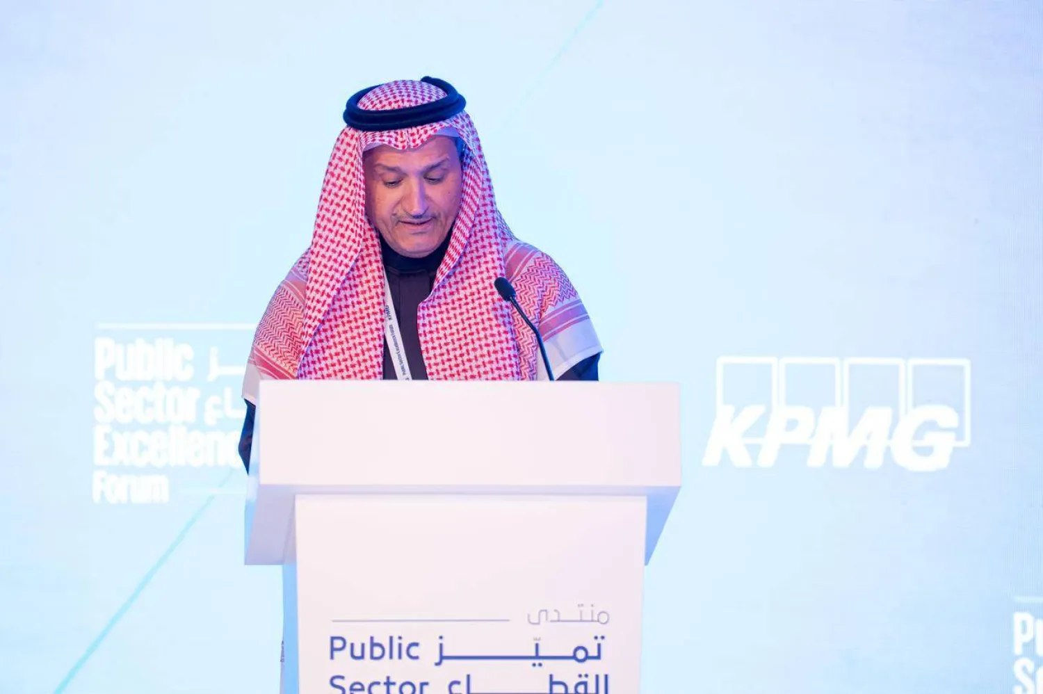 الرئيس التنفيذي لشركة «كي بي إم جي» الدكتور عبد الله الفوزان متحدثاً للحضور (الشرق الأوسط)