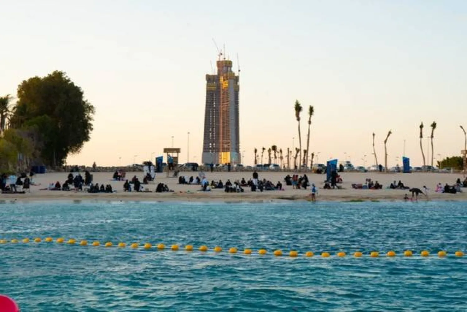 «المستقبل» أول شاطئ رملي عام في أبحر الشمالية بعد استعادة الأمانة لأرضه (أمانة جدة)