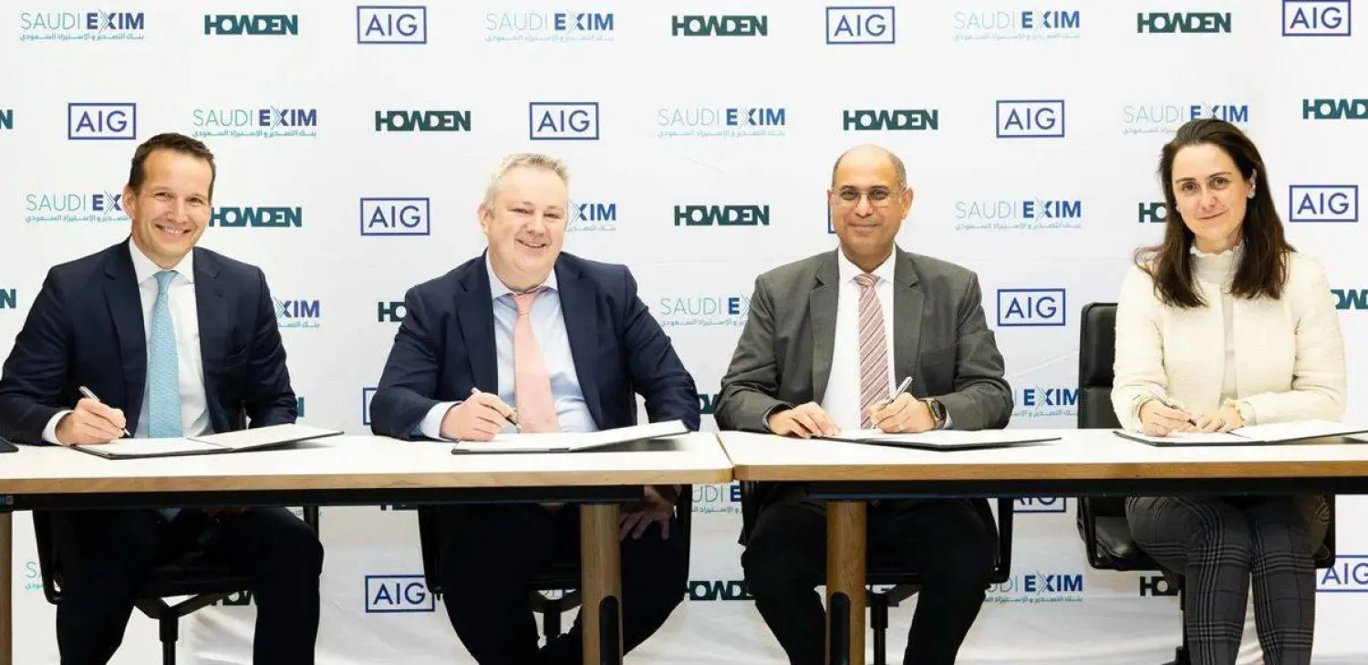 جانب من توقيع الرئيس التنفيذي لبنك الاستيراد والتصدير السعودي المهندس سعد الخلب اتفاقيات التأمين (واس)