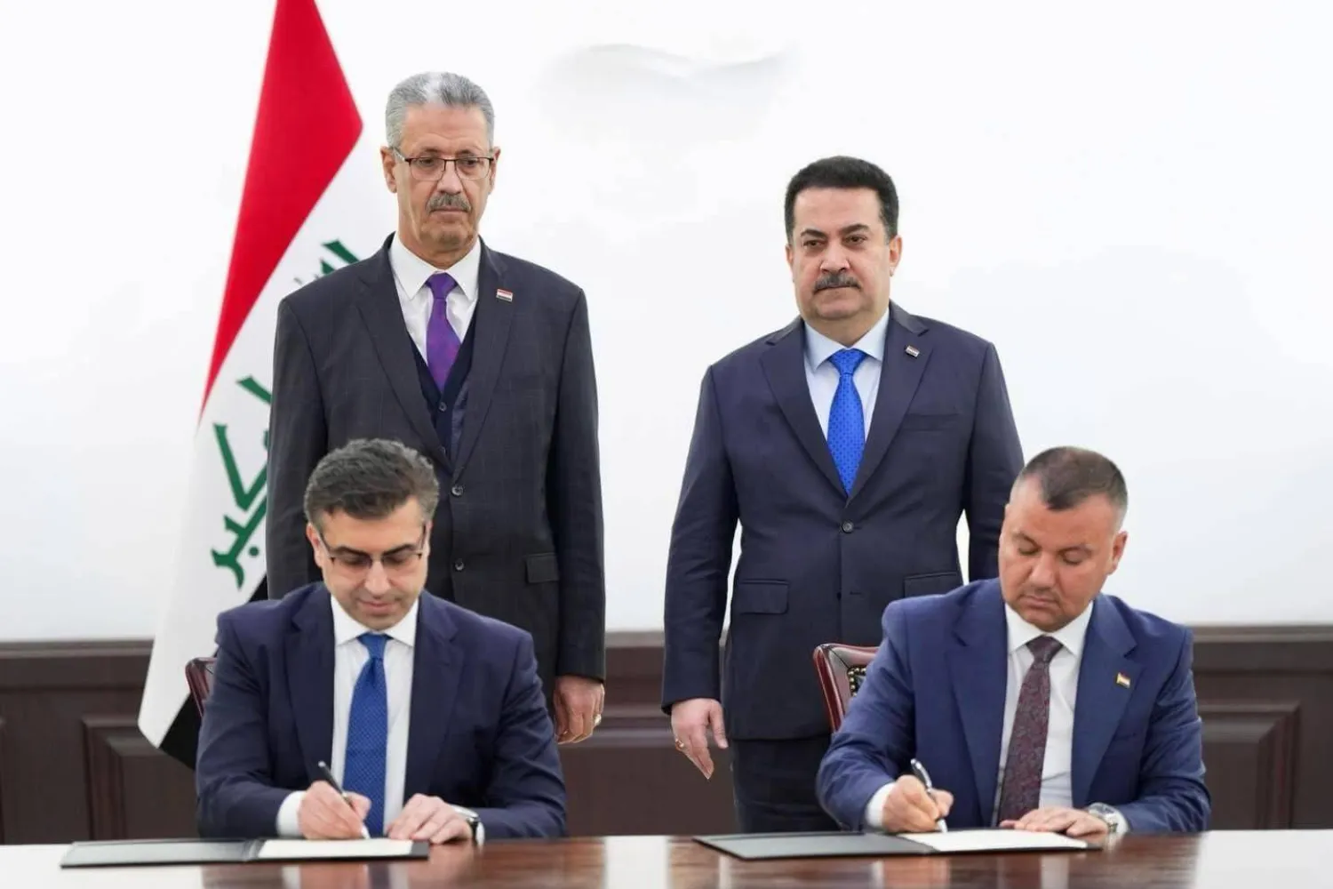 رئيس الوزراء العراقي ووزير النفط يشهدان توقيع اتفاقية مع «بي بي» البريطانية (وزارة النفط العراقية)