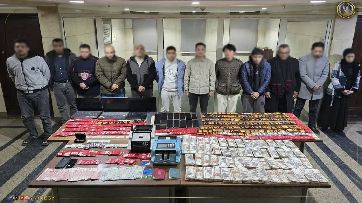 صورة نشرتها وزارة الداخلية المصرية مع المتهمين المضبوطين والمضبوطات (وزارة الداخلية المصرية)