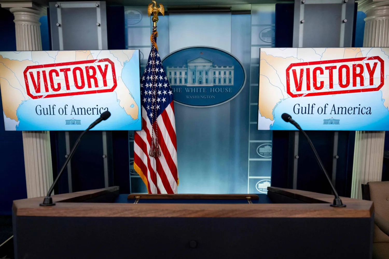 وضع البيت الأبيض شاشات كبيرة تحمل كلمة «الانتصار» في غرفة برادي للمؤتمرات الصحافية بعد أن رفض قاضي المحكمة الجزئية الأميركية تريفور ماكفادن استعادة إمكانية وصول وكالة «أسوشييتد برس» مؤقتاً إلى بعض فعاليات الرئيس الأميركي دونالد ترمب والمكتب البيضاوي وطائرة الرئاسة (أ.ف.ب)