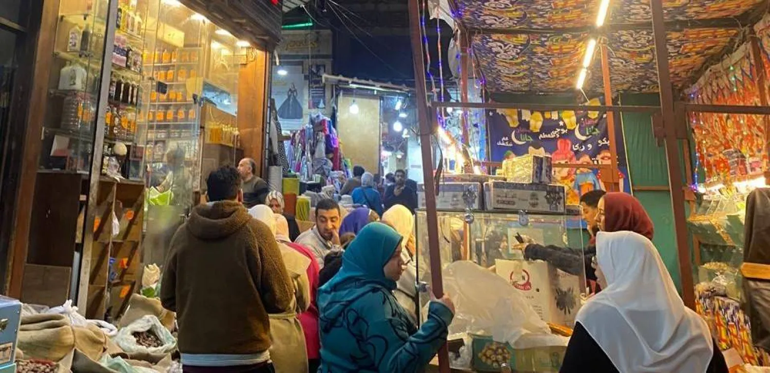 محال العطارة تزدحم بالزبائن قبل حلول شهر رمضان (الشرق الأوسط)