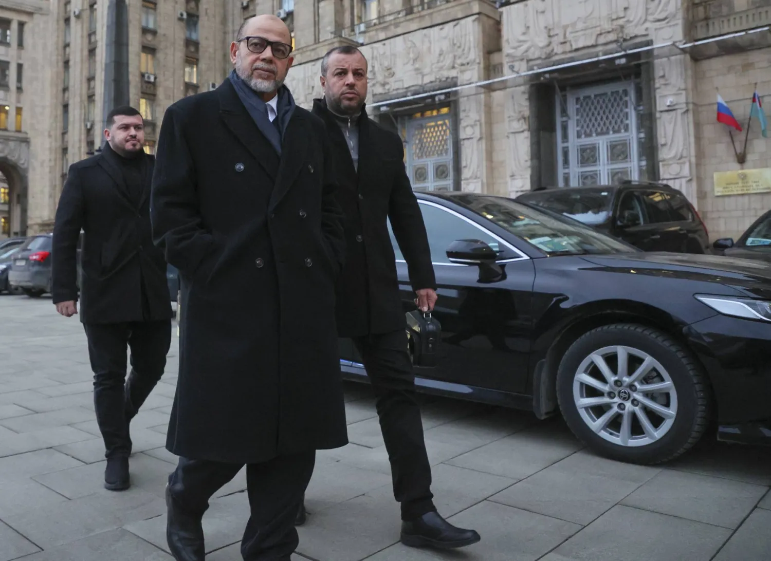 القيادي في «حماس» موسى أبو مرزوق لحظة وصوله إلى مقر الخارجية الروسية 3 فبراير الحالي (إ.ب.أ)