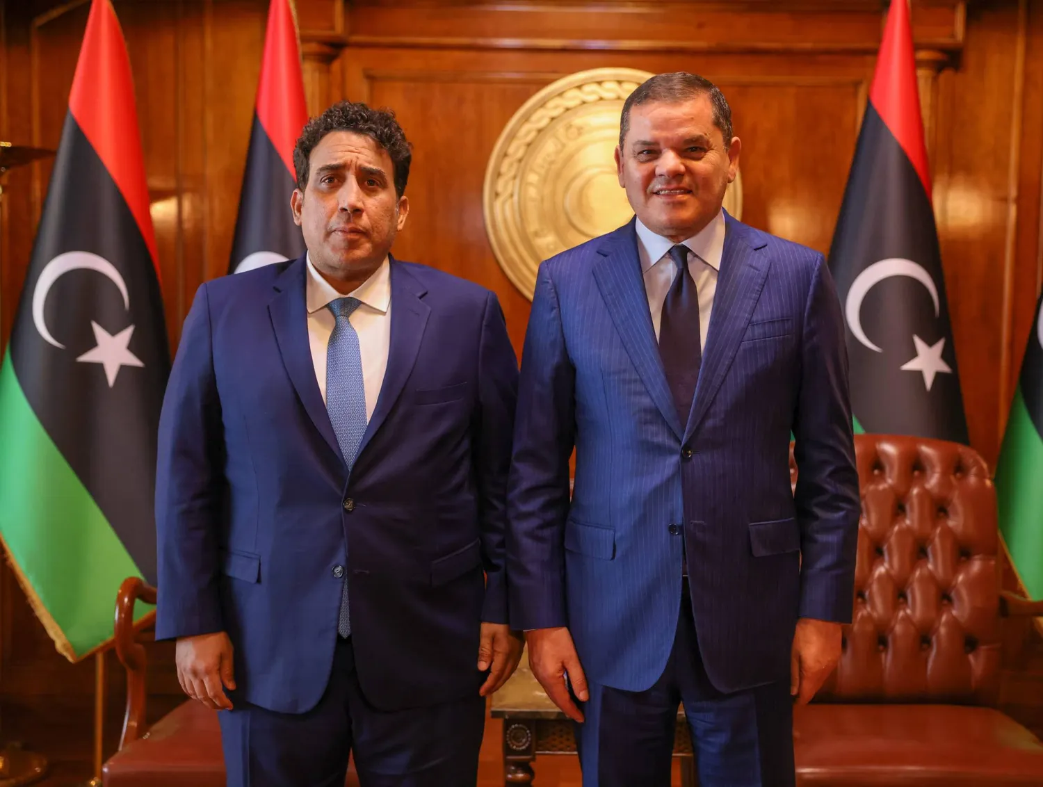 عبد الحميد الدبيبة رئيس حكومة الوحدة المؤقتة (يمين) مع محمد المنفي رئيس المجلس الرئاسي الليبي (الوحدة)