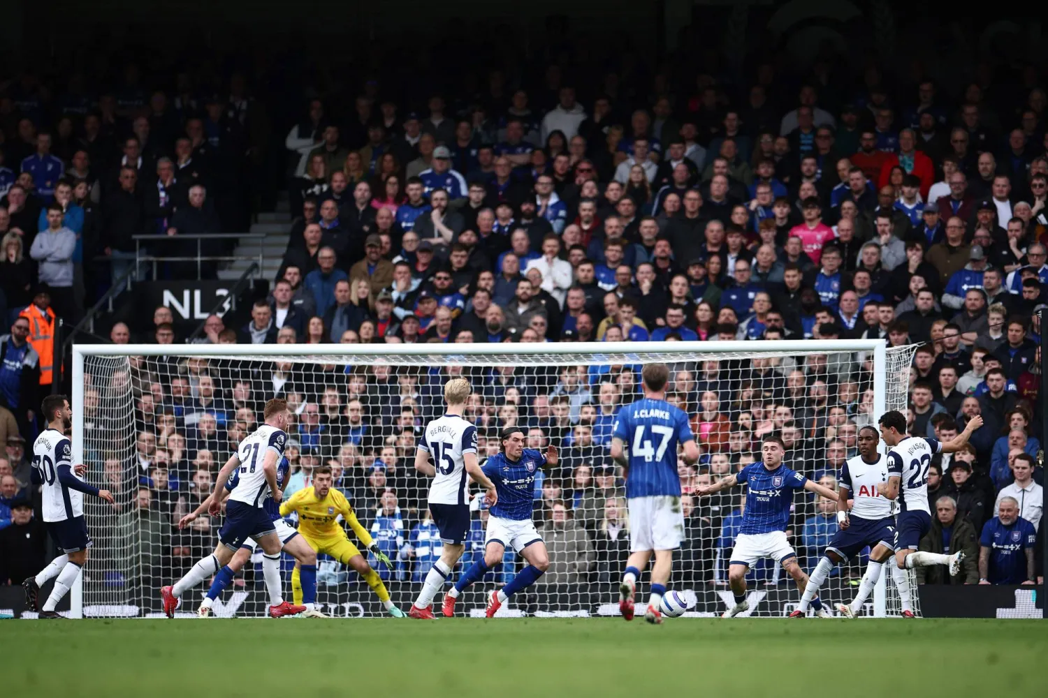 برينان جونسون (يمين) يقود توتنهام لمواصلة صحوته بثنائيته ضمن رباعية في شباك إبسويتش (أ.ف.ب)