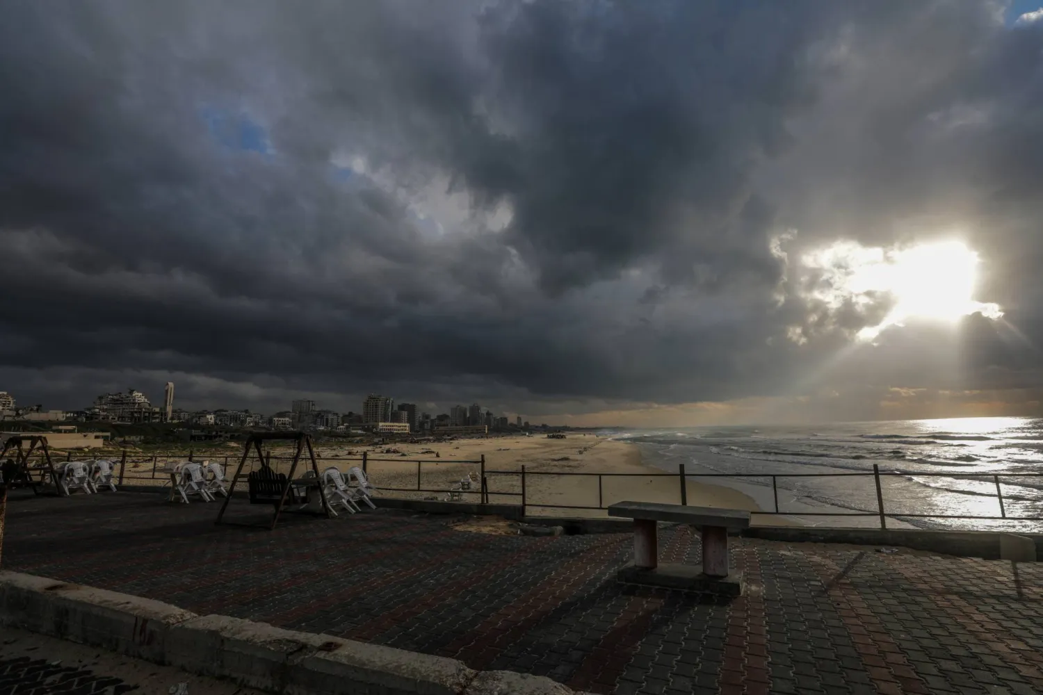 جانب من شاطئ مدينة غزة وسط وقف إطلاق النار بين إسرائيل و«حماس» 24 فبراير 2025 (إ.ب.أ)