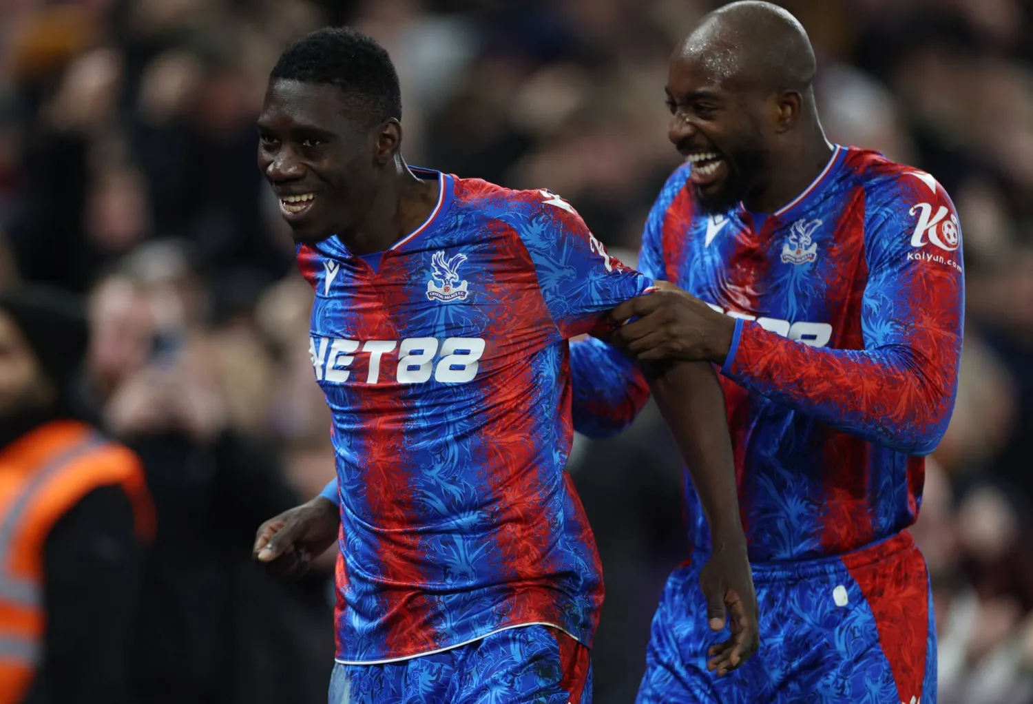 إسماعيلا سار يحتفل بهدفه في فيلا رفقة زميله فيليب ماتيتا (رويترز)