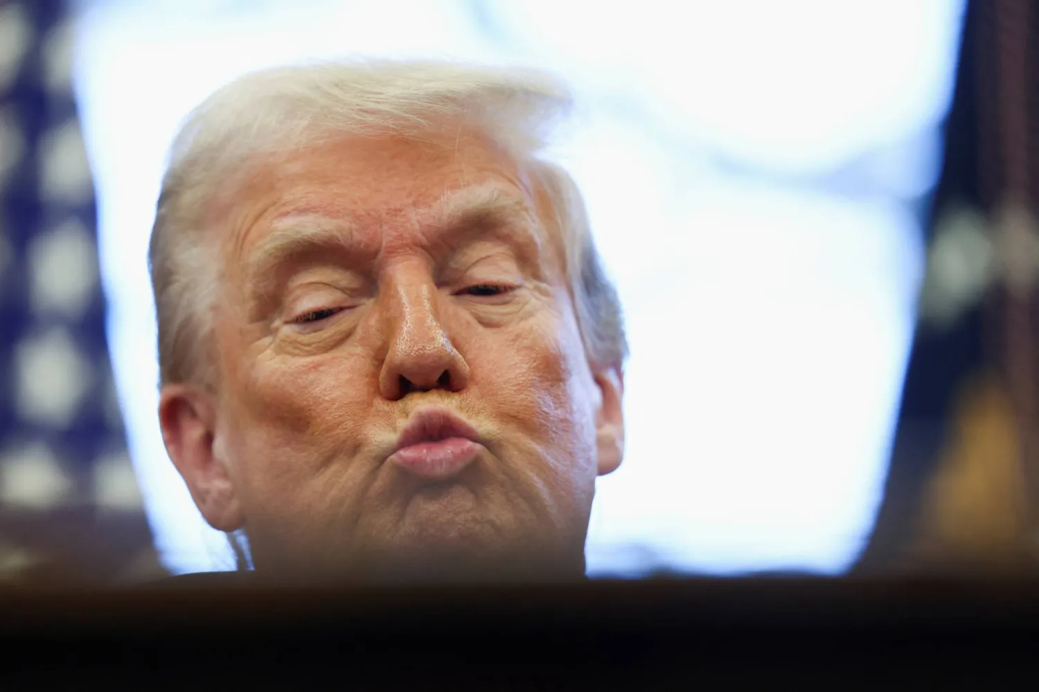 الرئيس الأميركي دونالد ترمب في المكتب الرئاسي (رويترز)