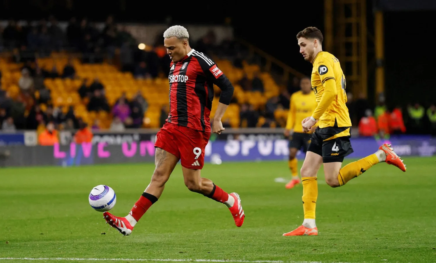 فولهام هزم مضيفه ولفرهامبتون (رويترز)