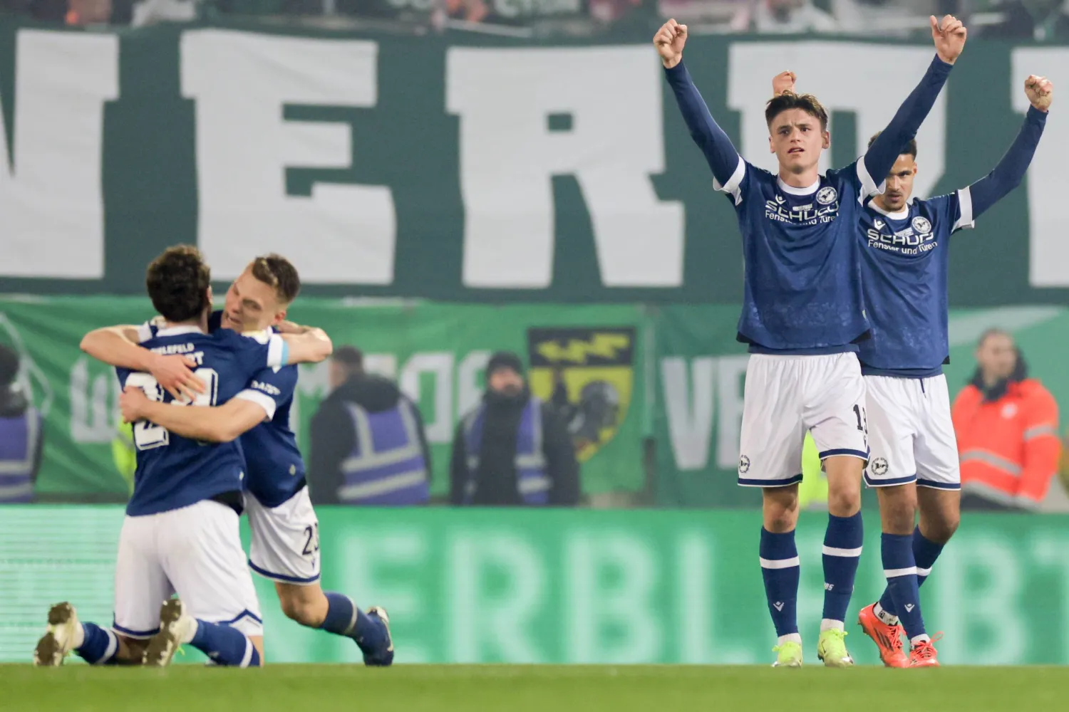 فرحة لاعبي أرمينيا بيليفيلد بالفوز على بريمن (إ.ب.أ) 