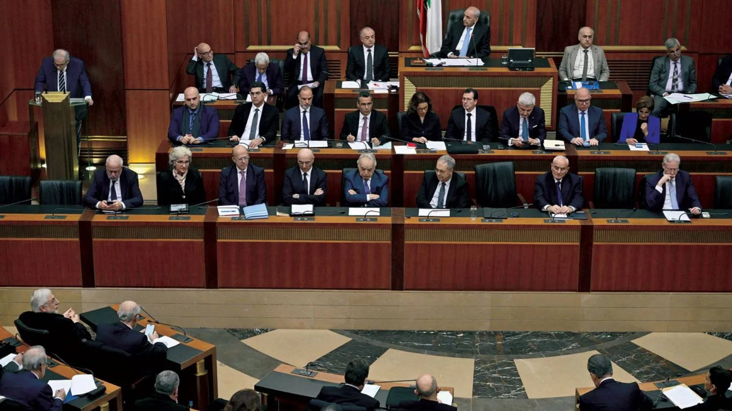 رئيس البرلمان نبيه بري والوزراء خلال تلاوة نواف سلام البيان الوزاري (الشرق الأوسط)