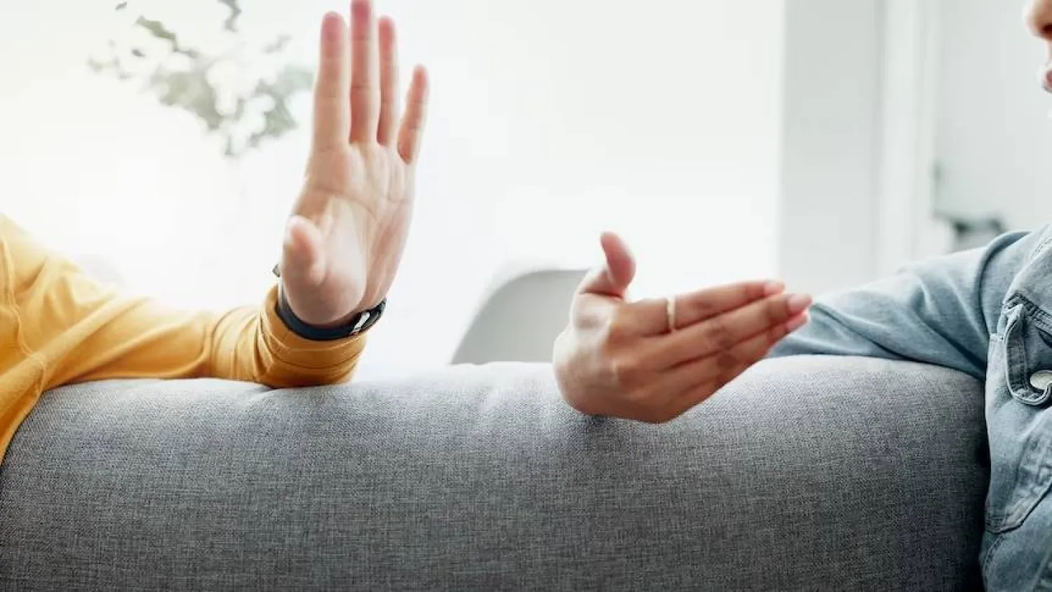 يمكن أن يحدث التلاعب النفسي في جميع أنواع العلاقات والمواقف بما في ذلك الزواج (أرشيفية - شبكة «إيه بي سي» الأميركية)