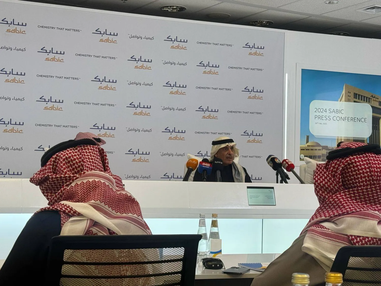 الرئيس التنفيذي لـ«سابك» عبد الرحمن الفقيه خلال مؤتمر صحافي (الشرق الأوسط)