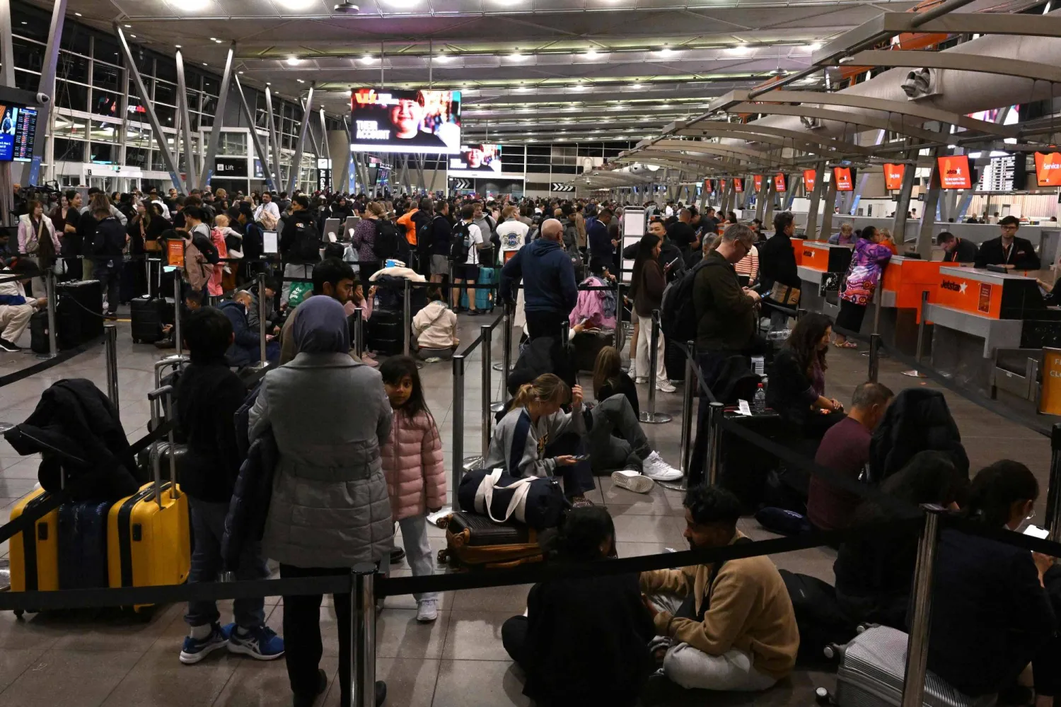 مسافرون في مطار سيدني (أ.ف.ب)