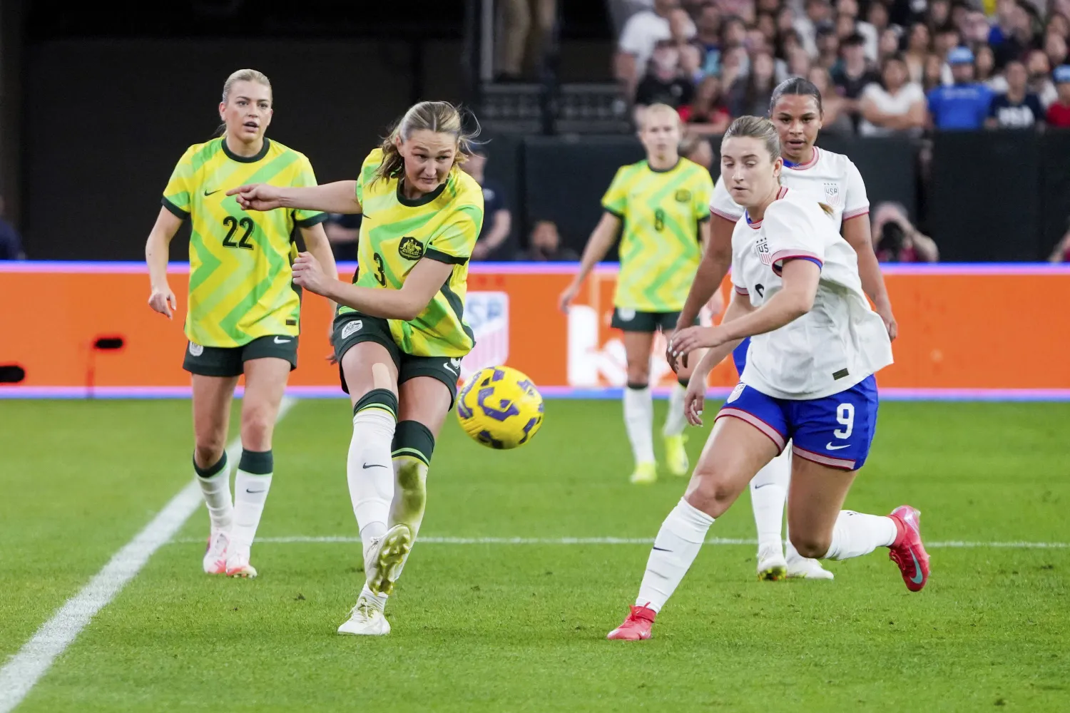 انضمت لاعبات المنتخب الأسترالي إلى الانتقادات الشديدة للتعليقات المسيئة والساخرة (أ.ب)