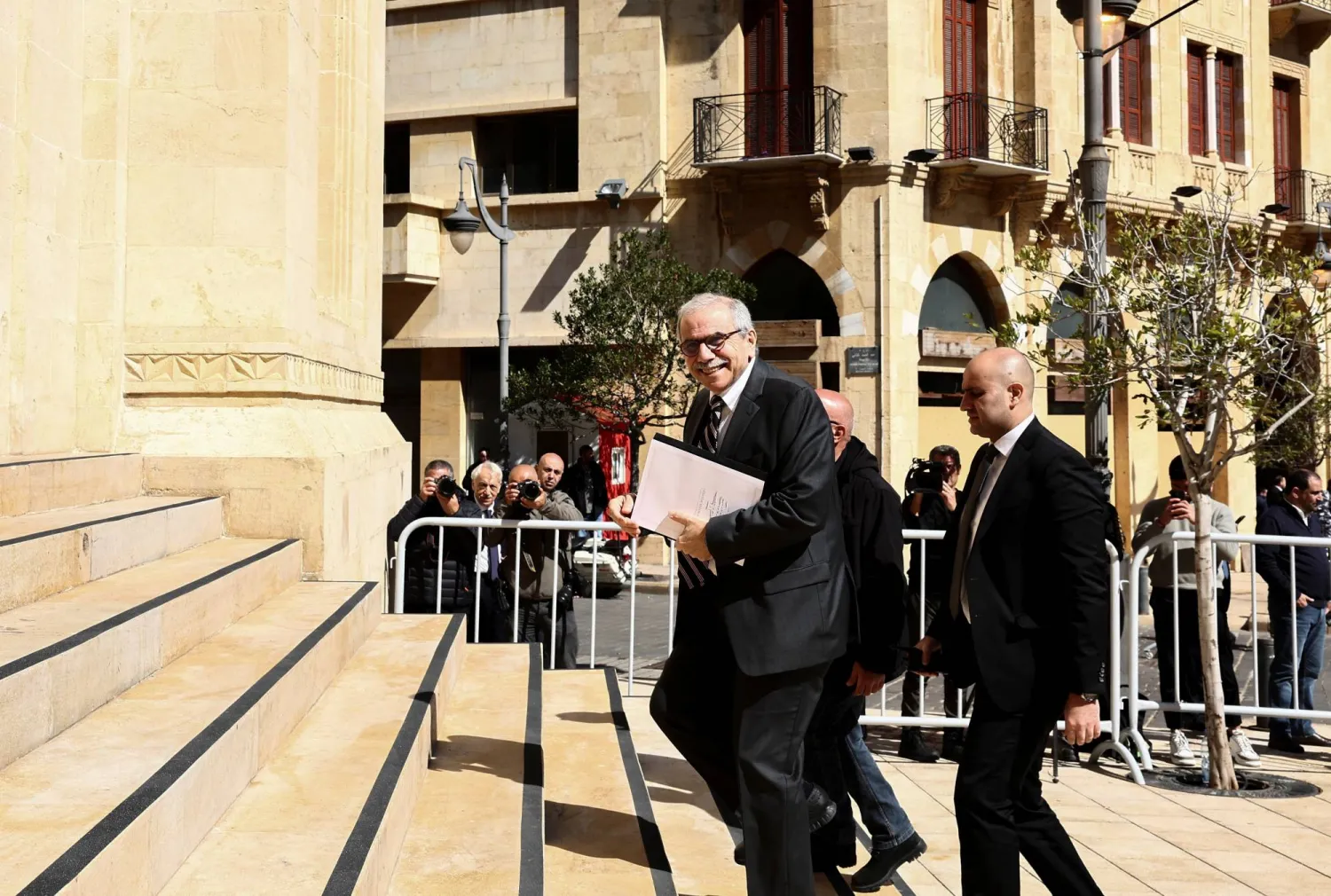 رئيس الحكومة اللبنانية نواف سلام يصل إلى البرلمان لحضور مناقشات بيانه الوزاري (رويترز)