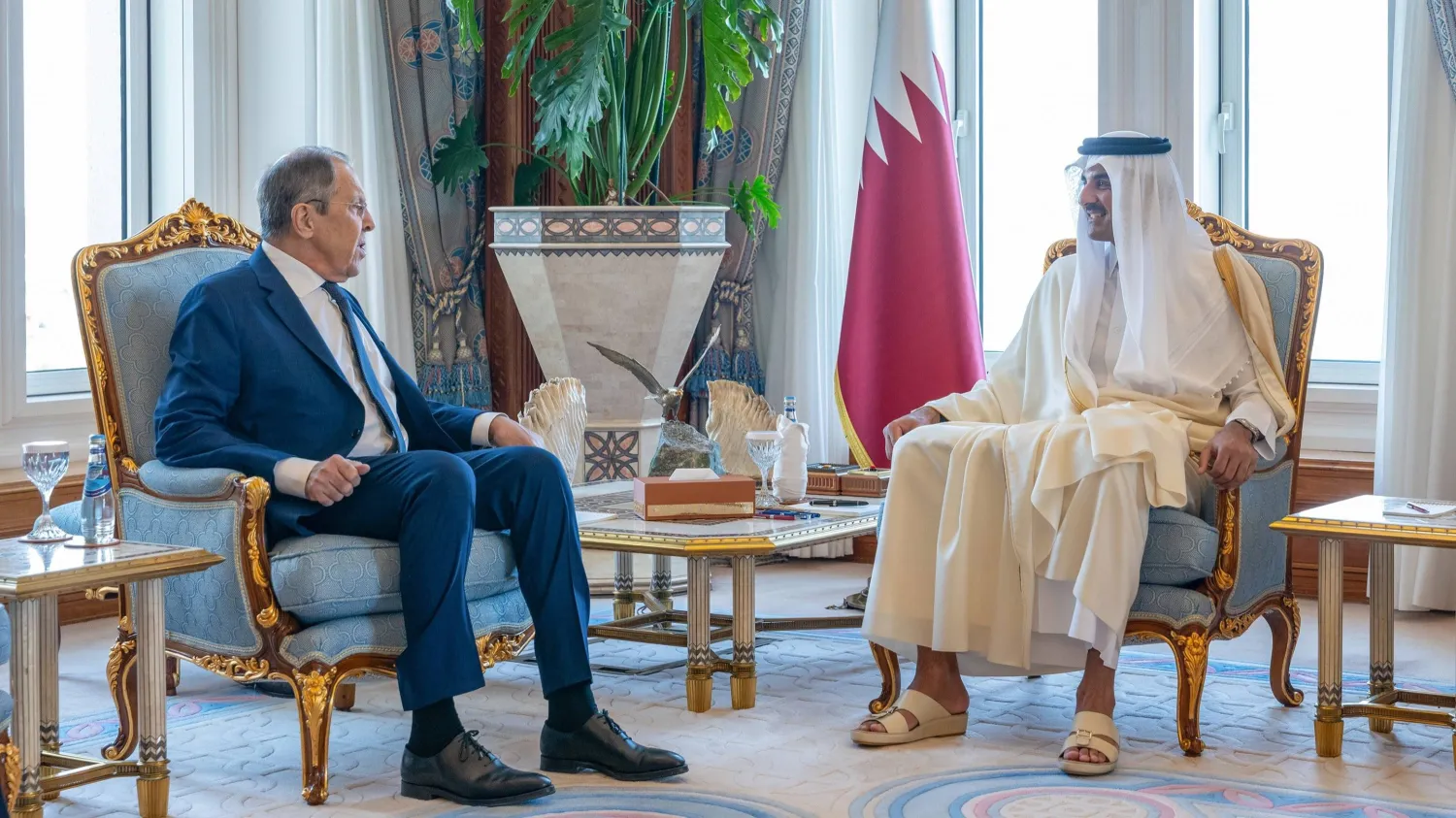 أمير قطر الشيخ تميم بن حمد آل ثاني لدى استقباله وزير الخارجية الروسي سيرغي لافروف (قنا)