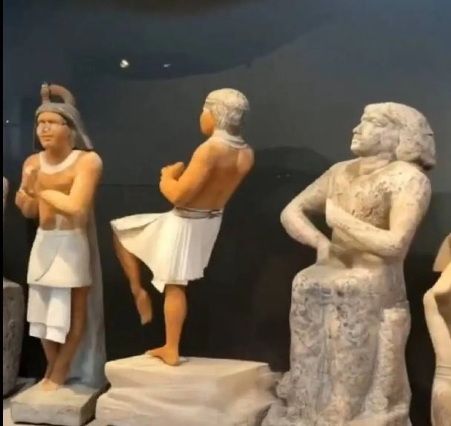 تماثيل المتحف ترقص وتغني (إكس)