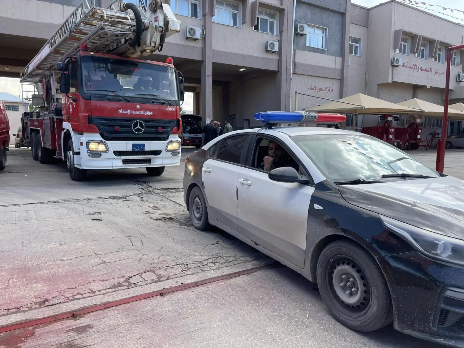 قوات تابعة لمركز الدعم والإسناد بهيئة السلامة الوطنية خلال إخماد الحرائق (المركز)