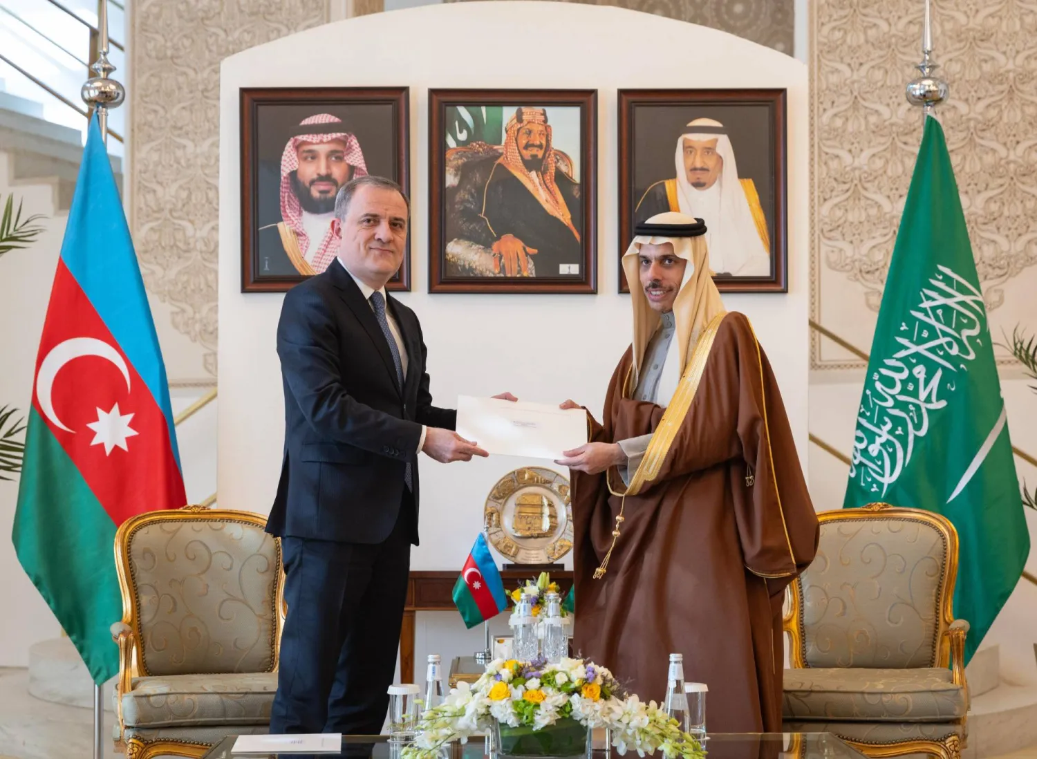 وزير الخارجية السعودي خلال تسلمه الرسالتين من نظيره الأذربيجاني في الرياض (واس)