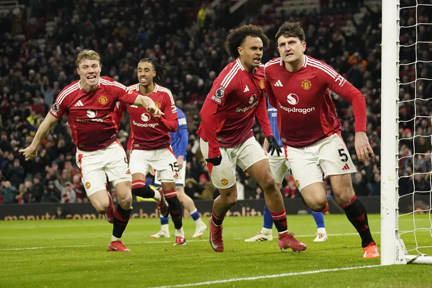   هاري مغواير يحتفل بالهدف الثالث ليونايتد (أ.ب) 