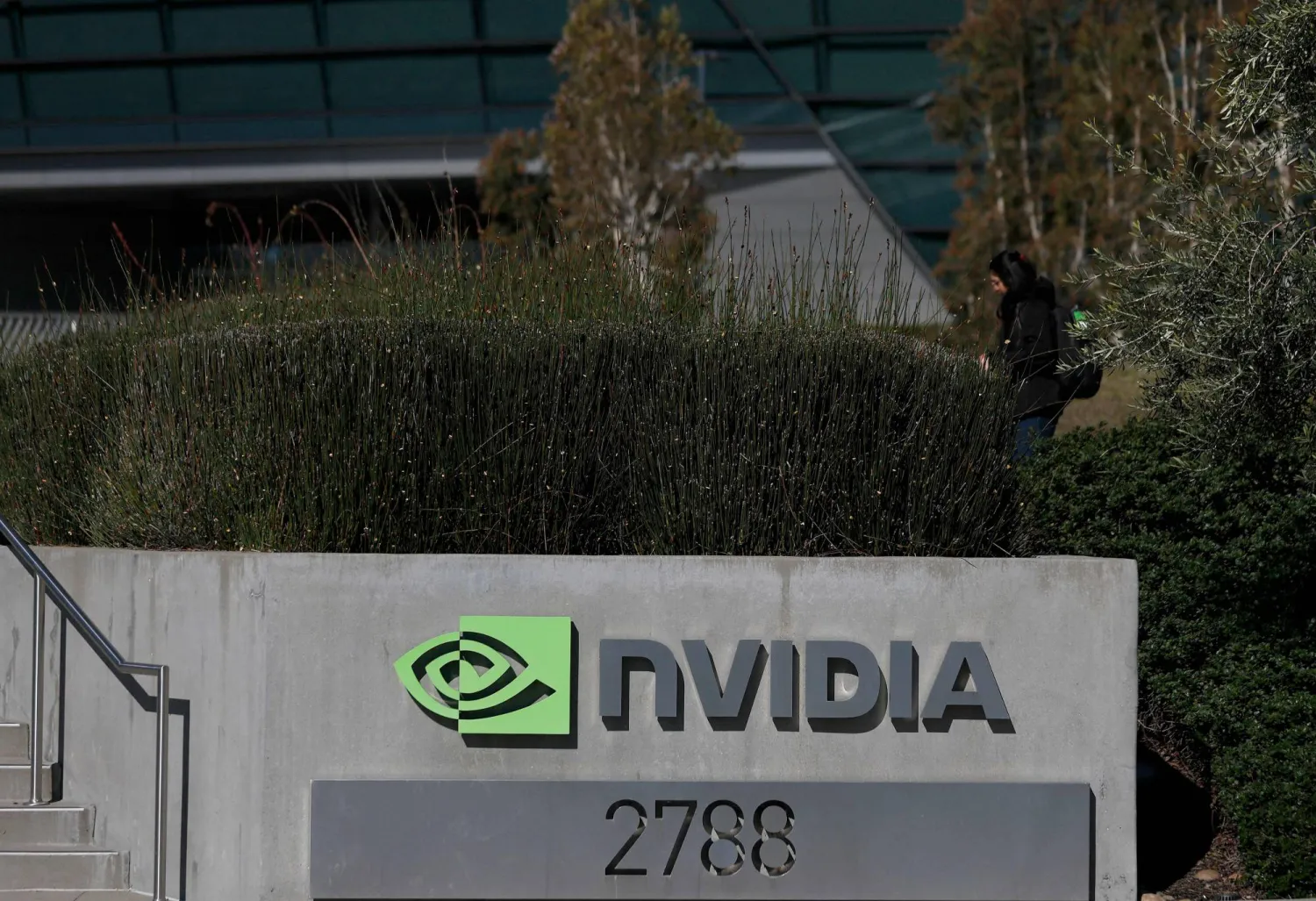 شعار «إنفيديا» على مقرها في كاليفورنيا (أ.ف.ب)